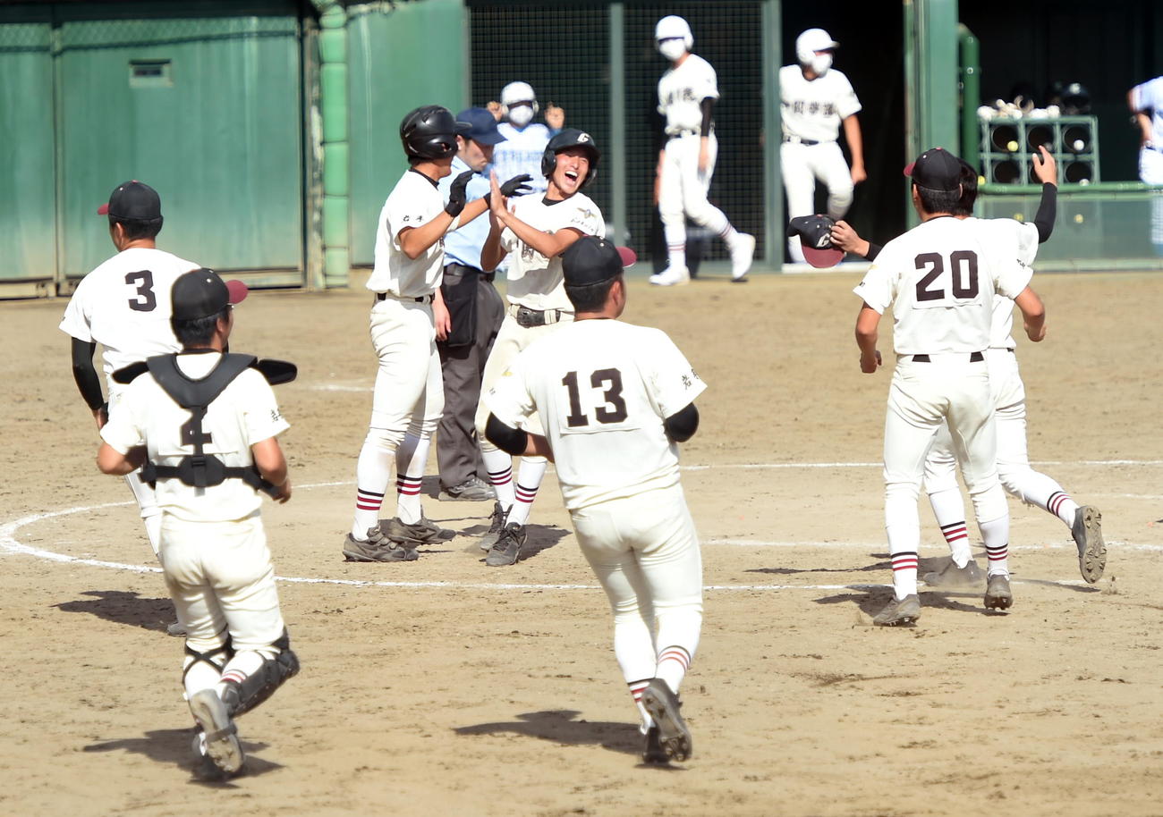 高田対一関学院　13回裏一関学院1死満塁、坂本の適時打で生還した鈴木来（中央奥）（撮影・山田愛斗）