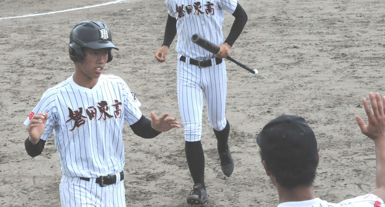 先制のホームイン後、ベンチに戻る磐田東の二俣