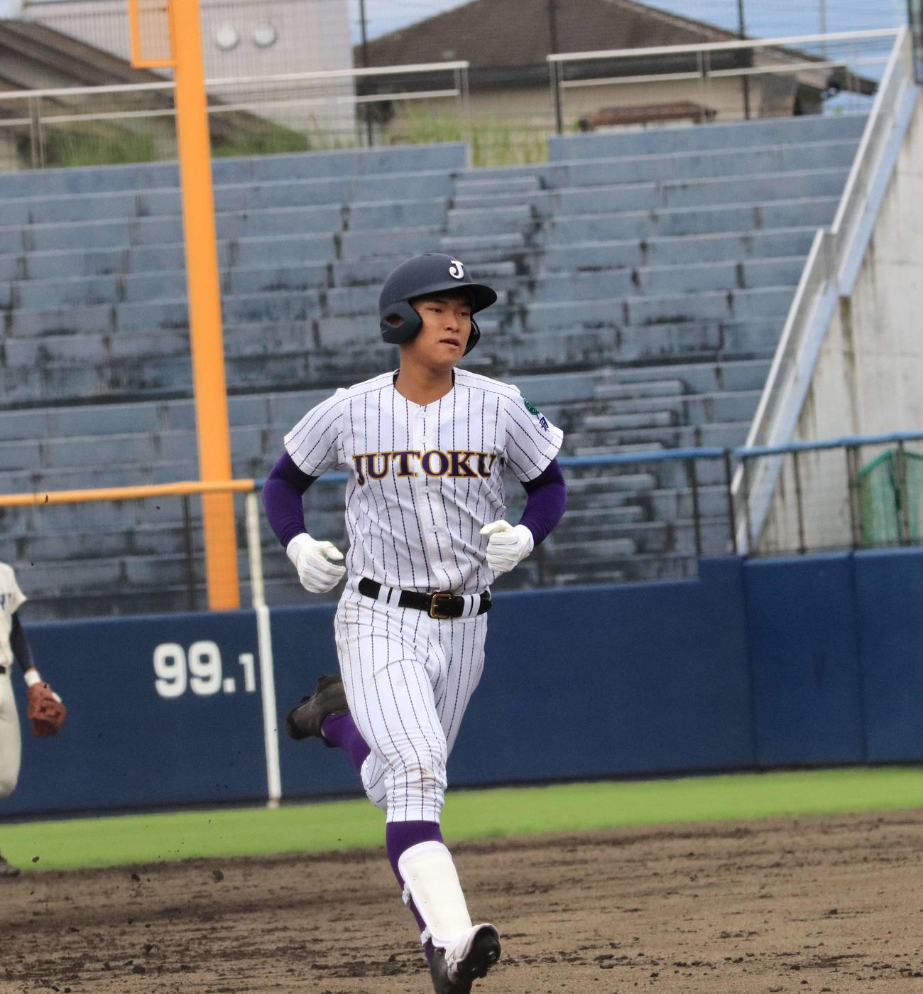 桐生対樹徳　2回裏2死一塁樹徳、右翼席に飛び込む2ランを放った石井（撮影・小早川宗一郎）