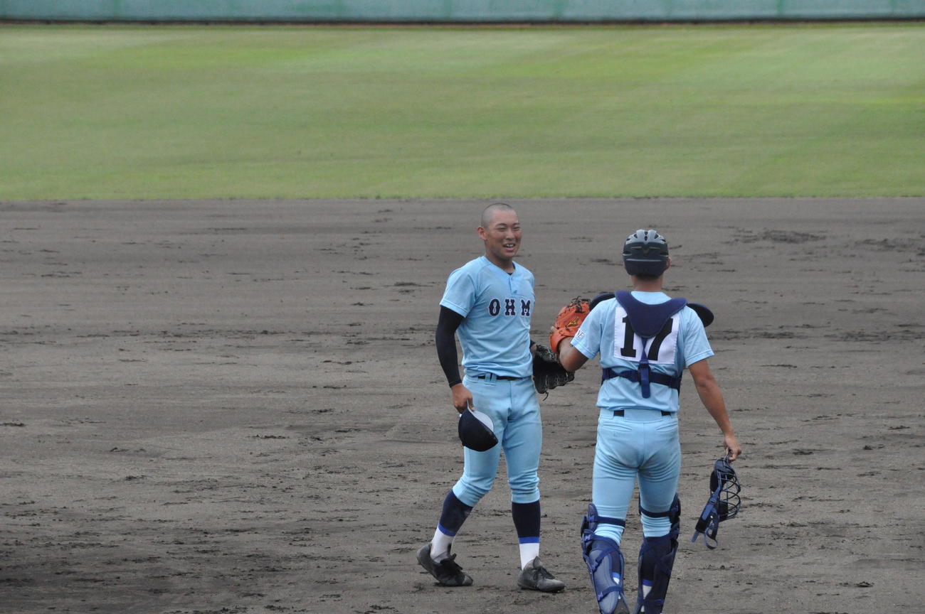 近江対光泉カトリック　最後の打者を右飛に打ち取りホッとした表情を見せる近江の山田陽翔投手。背番号17は更田龍騎捕手