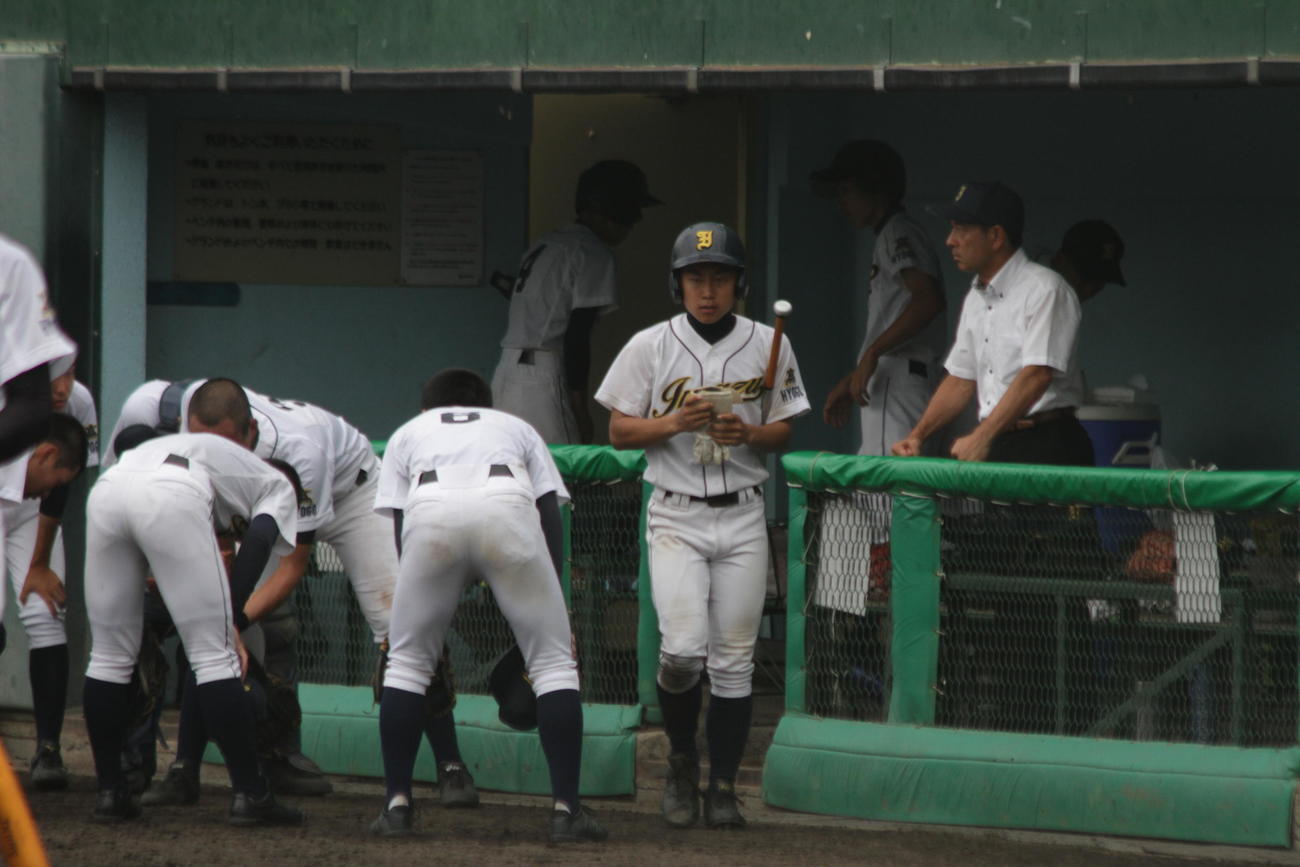 西宮今津の清水部長はベンチ内で選手の円陣を見守った