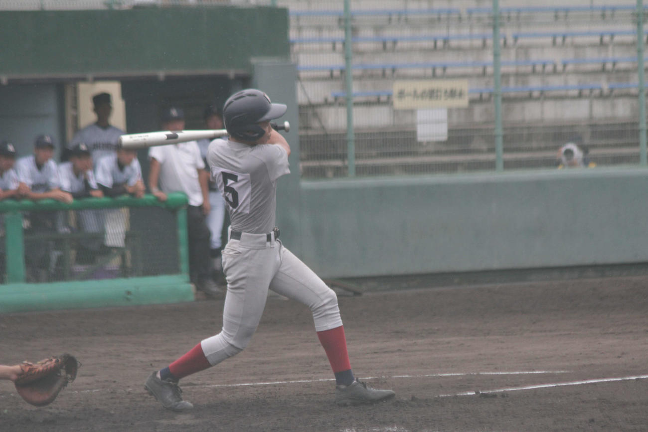甲南の野田は4回に会心の左越え適時二塁打を放った