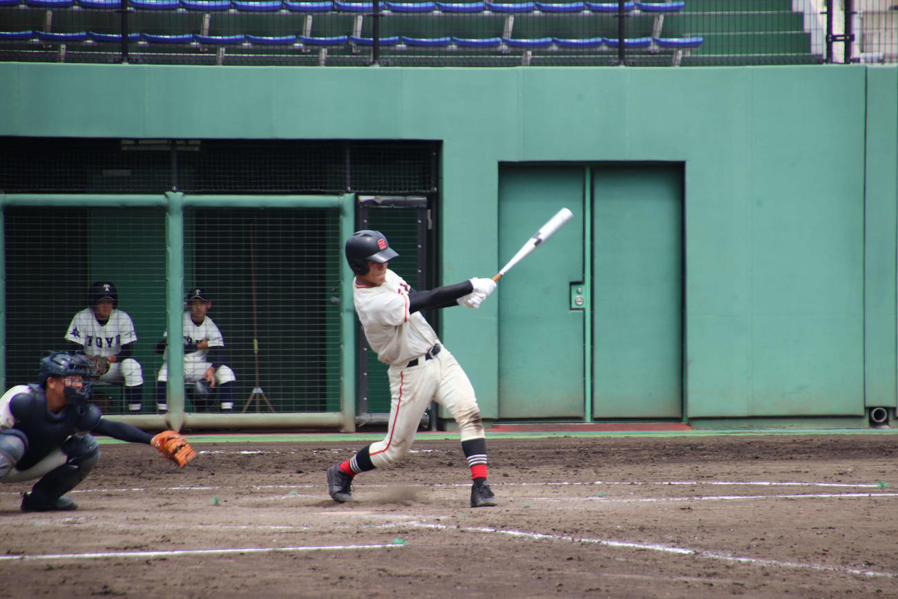 東洋大牛久対土浦日大　4回裏　土浦日大　無死一、二塁から、中前適時打を打つ菅野（撮影・保坂淑子）