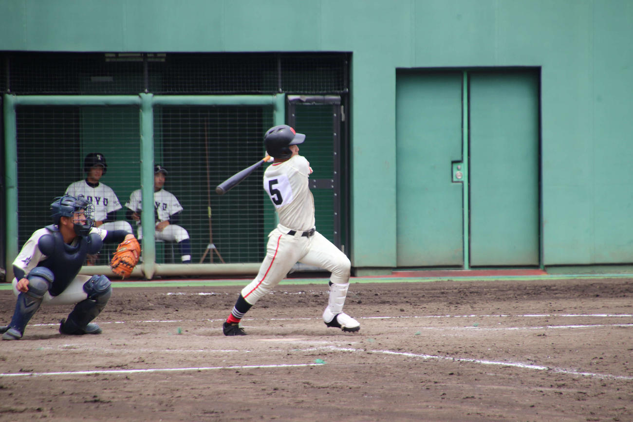 東洋大牛久対土浦日大　4回裏　土浦日大　無死満塁から2点左前適時打を打つ五十嵐（撮影・保坂淑子）