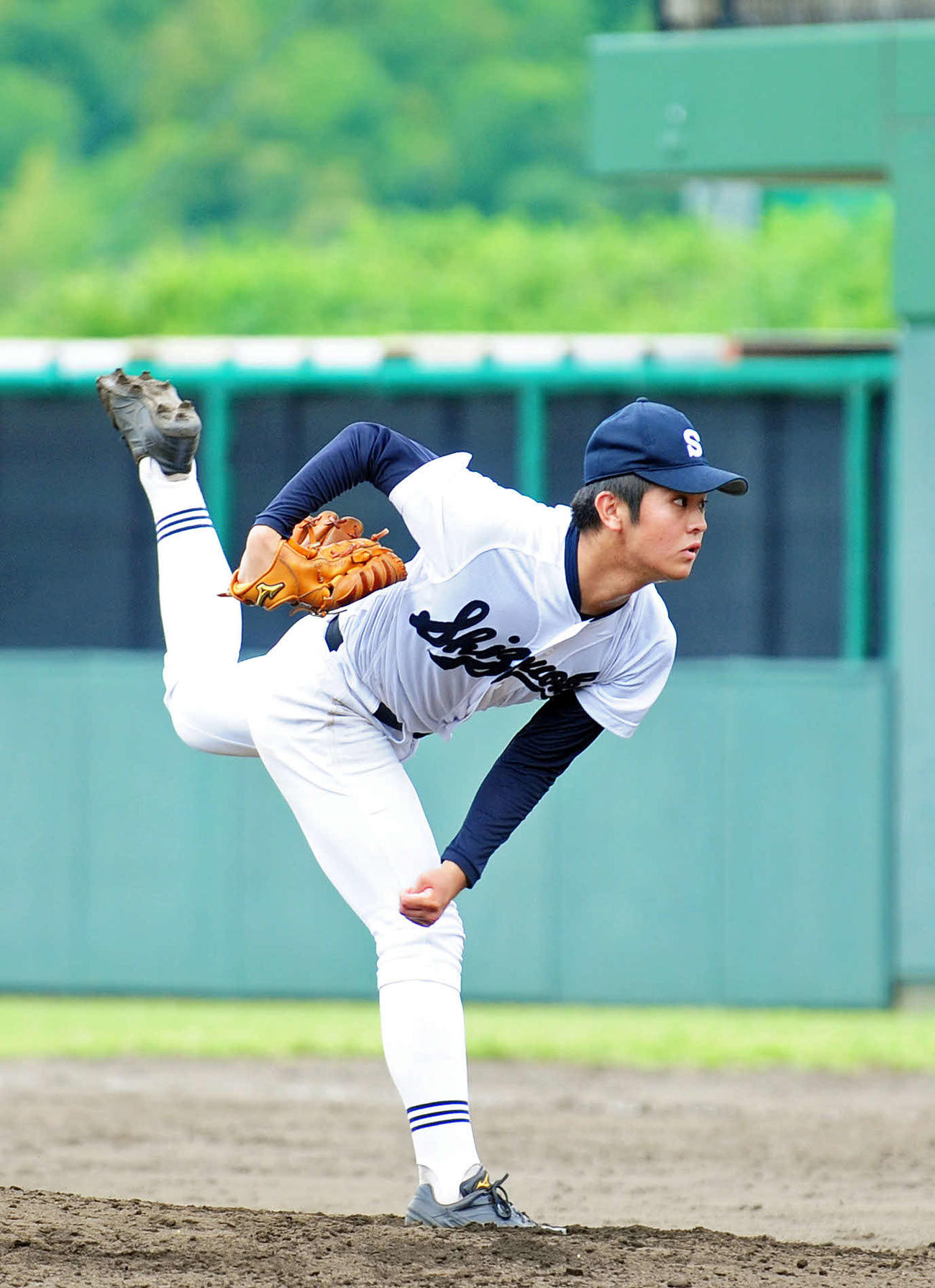 6回から登板し、無安打に抑えた静岡のエース松本