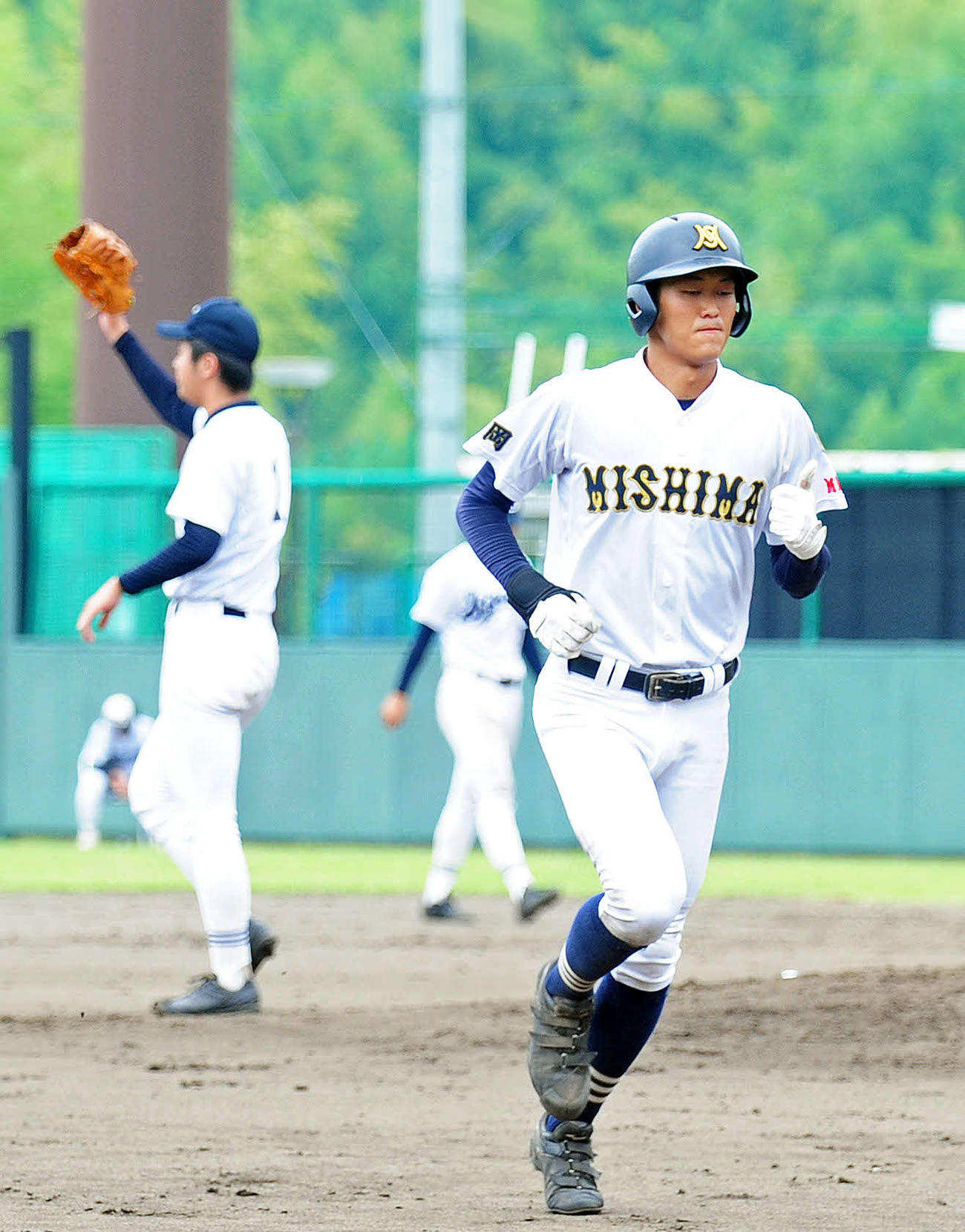 6回、遊飛に倒れ、うつむきながらベンチに戻る三島南の谷口。左は静岡の松本