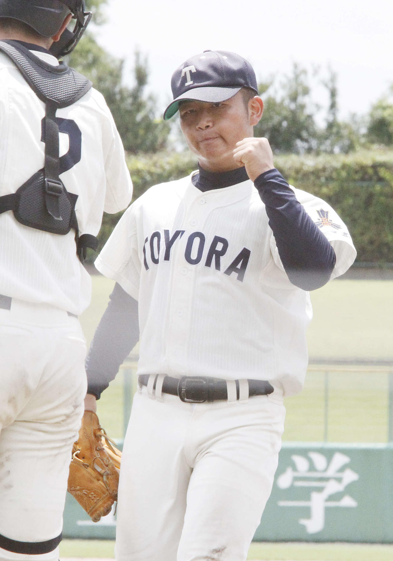 下関商戦で最後の打者を打ち取りガッツポーズする豊浦・綿永優駿（撮影・菊川光一）