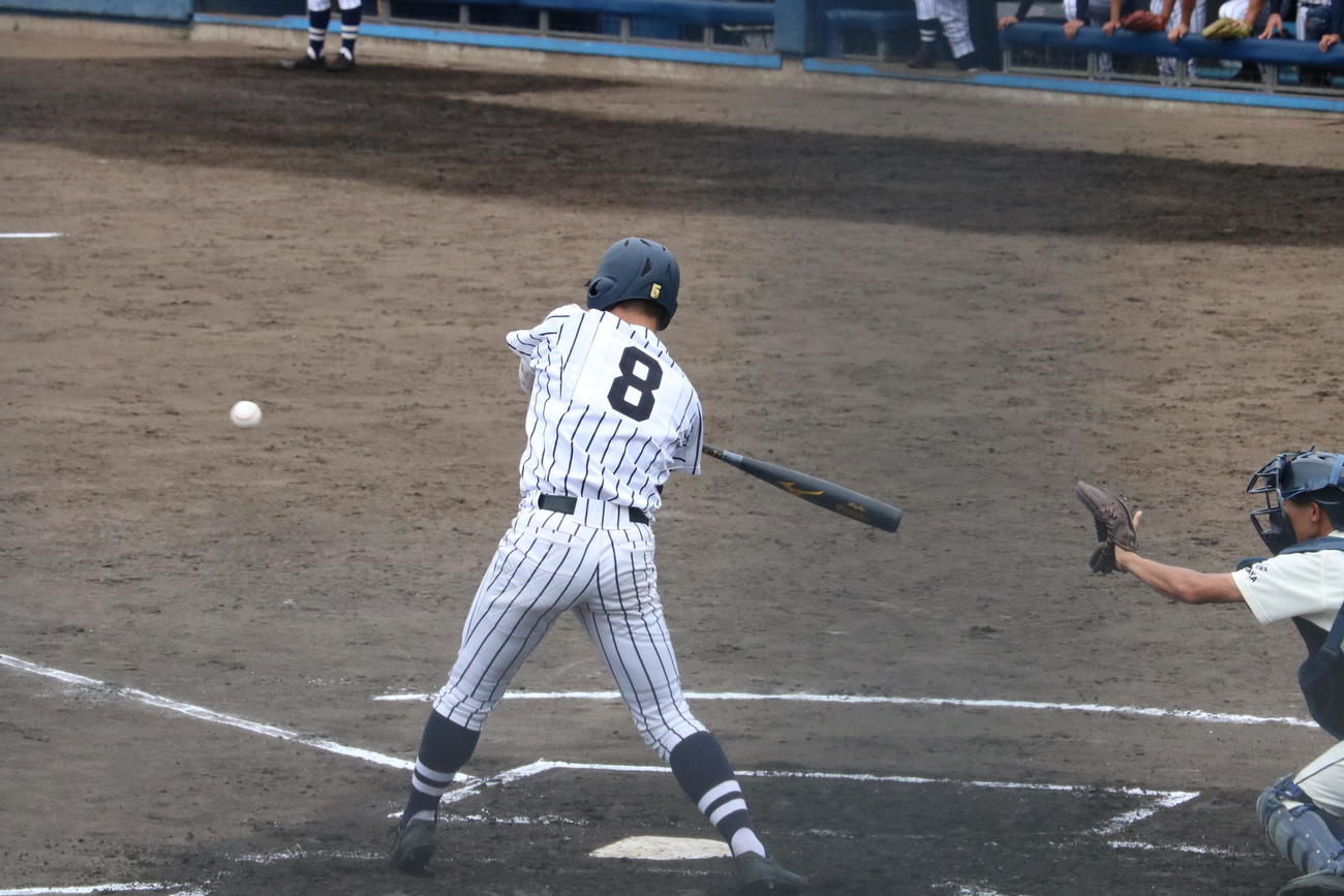 東海大仰星対淀川工科　1回裏2死二、三塁、東海大仰星5番の渡橋空平外野手（3年）が先制の内野安打を放つ