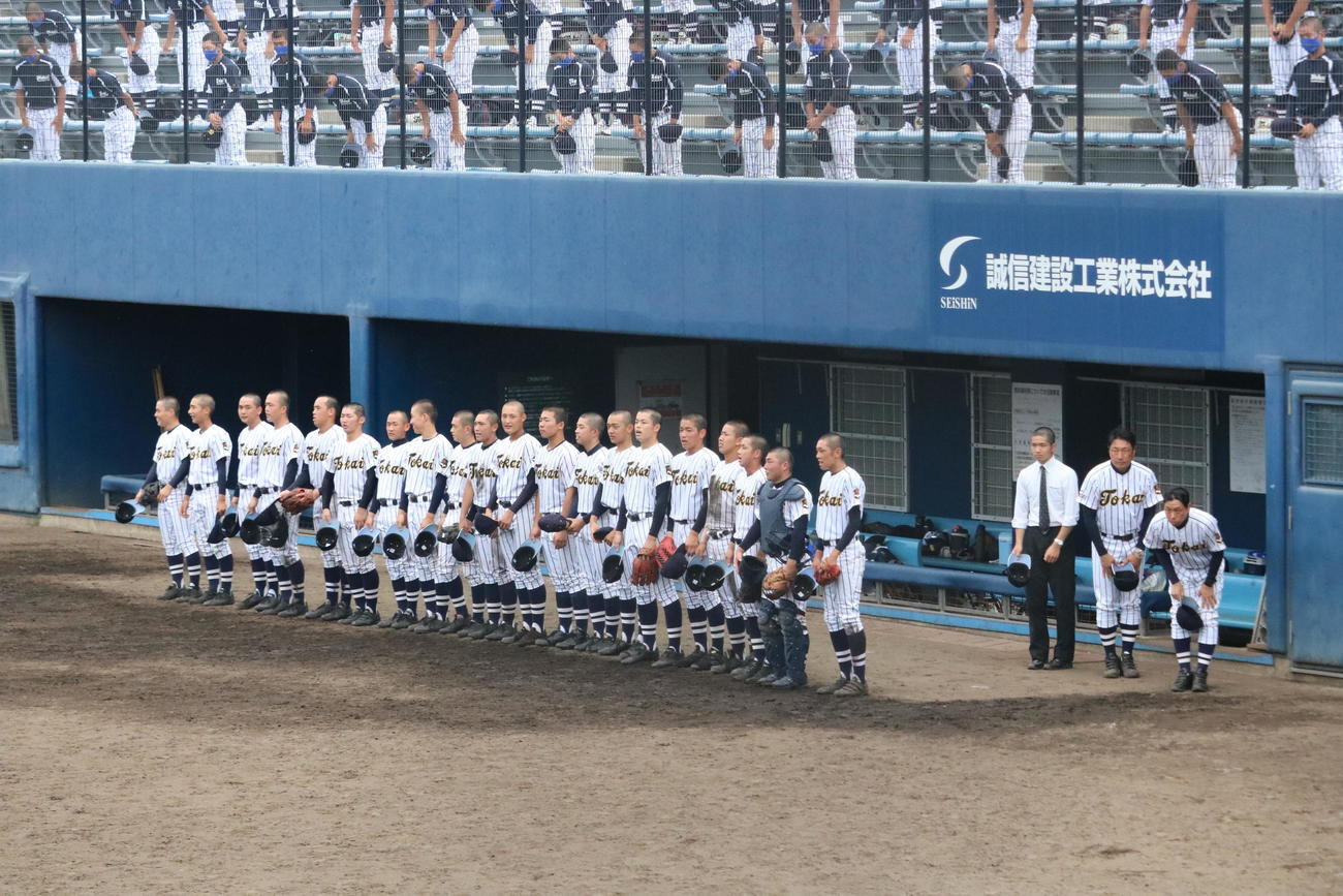 東海大仰星対淀川工科　勝利した東海大仰星がベンチ前であいさつする