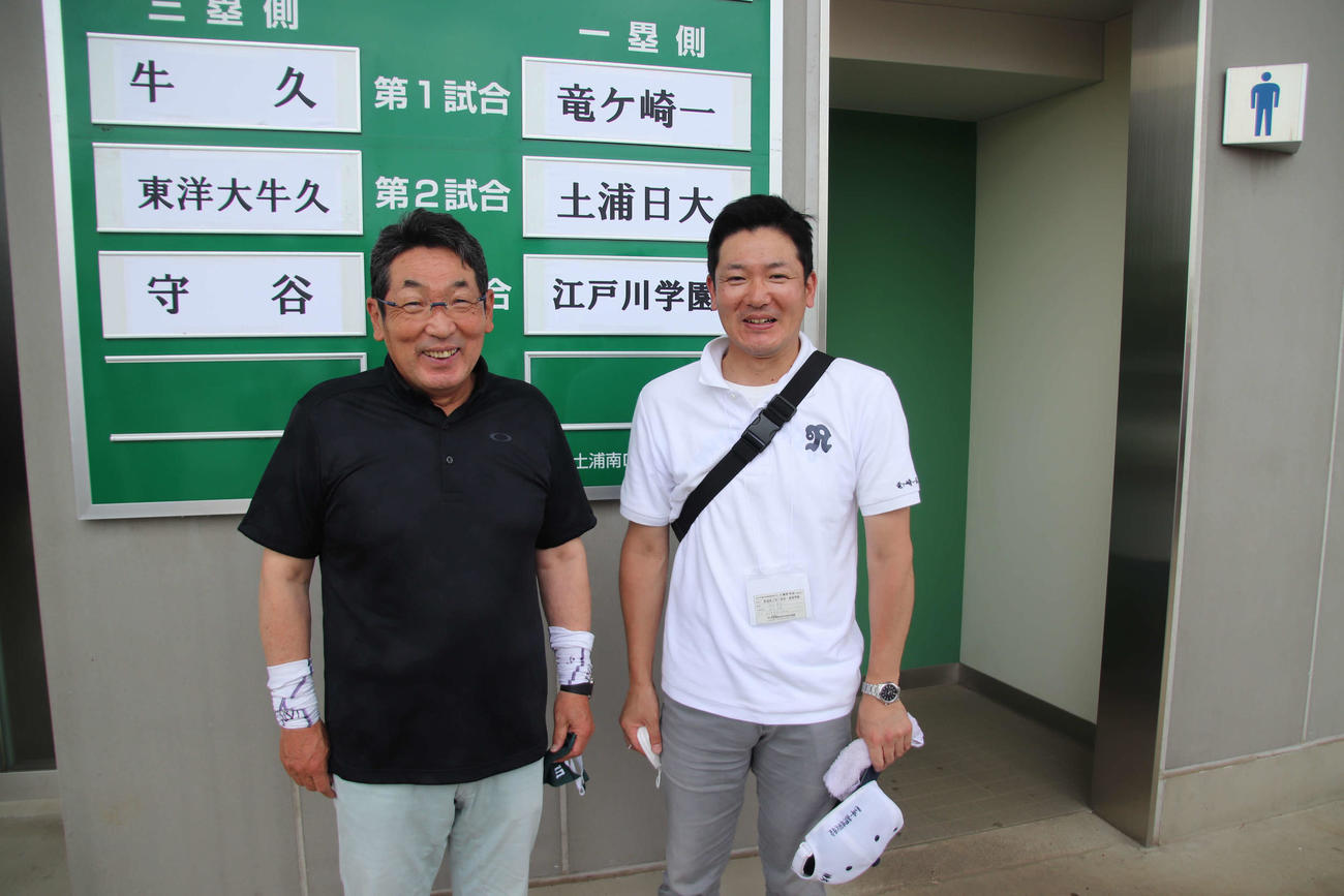 竜ケ崎一でプレーする孫・持丸竜聖の応援にかけつけた専大松戸・持丸修一監督（左）と息子の信彰さん（撮影・保坂淑子）