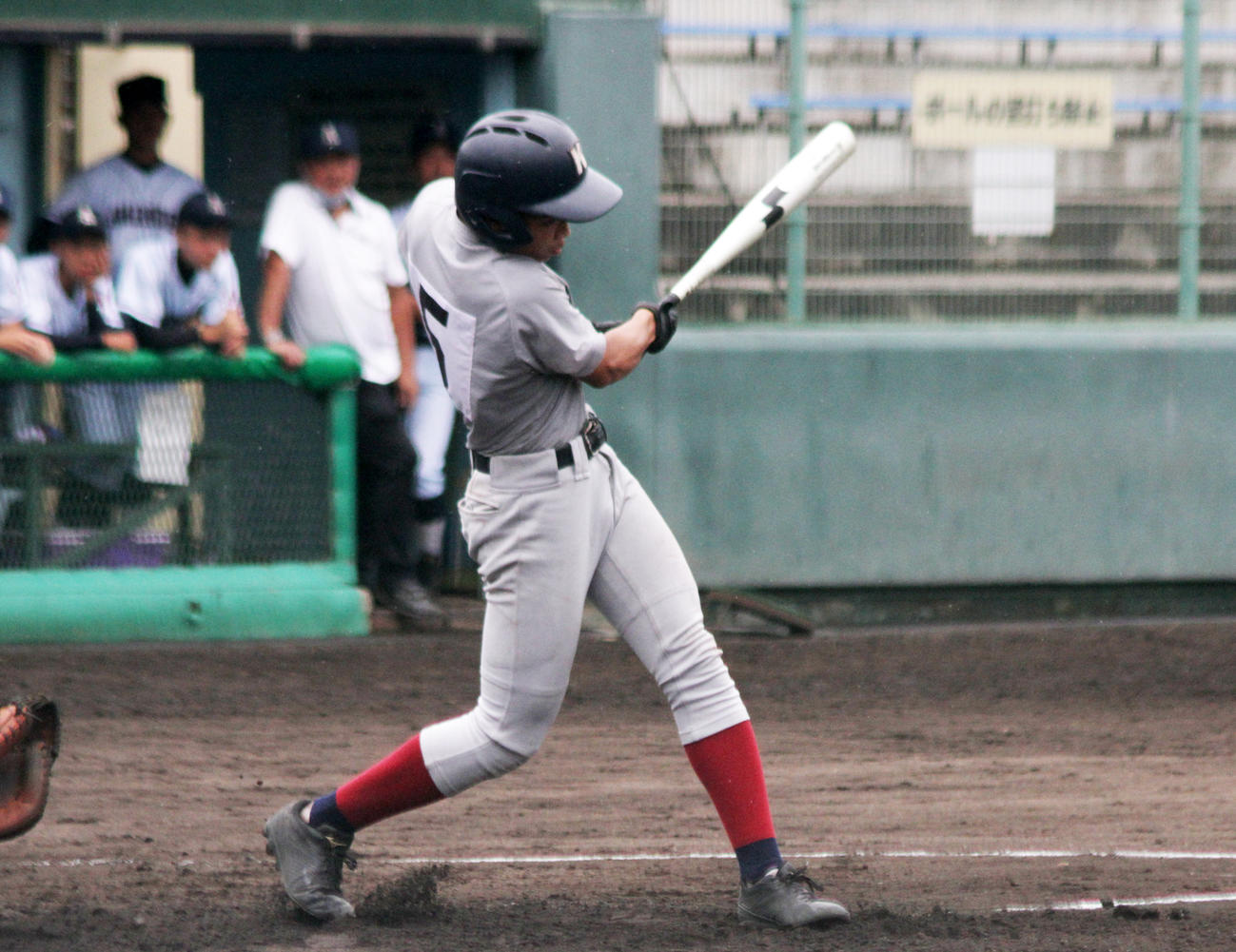 尼崎西戦の4回、甲南・野田泰司朗は左越え適時二塁打を放つ（撮影・酒井俊作）