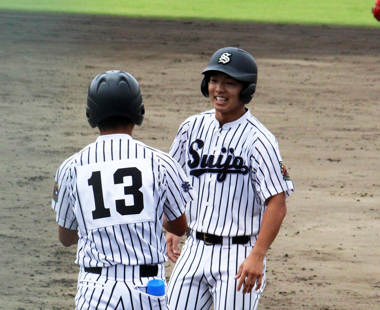 8回表水城2死一、二塁、代打清宮（右）は同点打を放ち、笑顔（撮影・玉置肇）