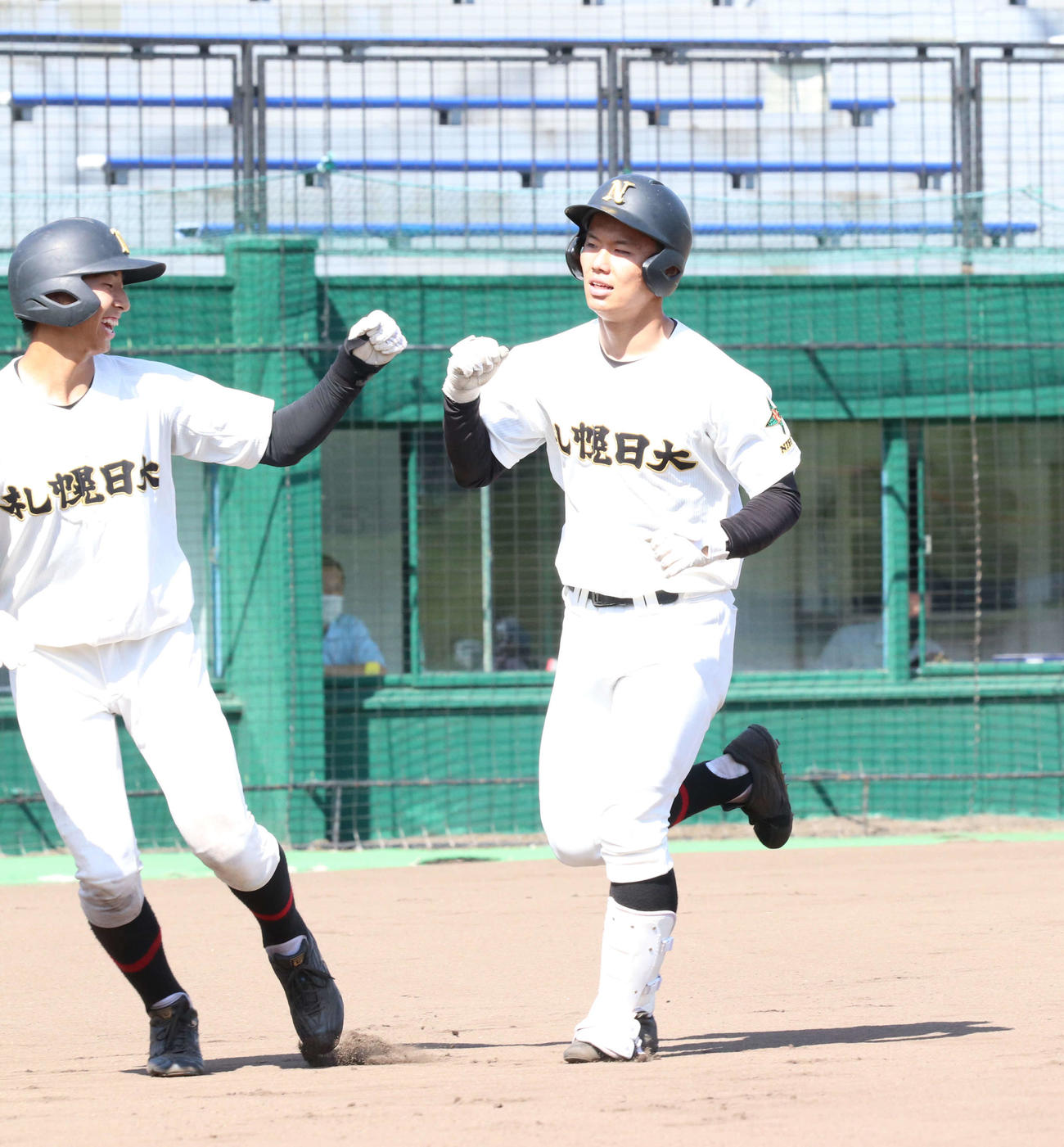 札幌南対札幌日大　1回裏札幌日大1死三塁、石川（右）は中越え2点本塁打を放ち、チームメートとエアタッチ（撮影・浅水友輝）