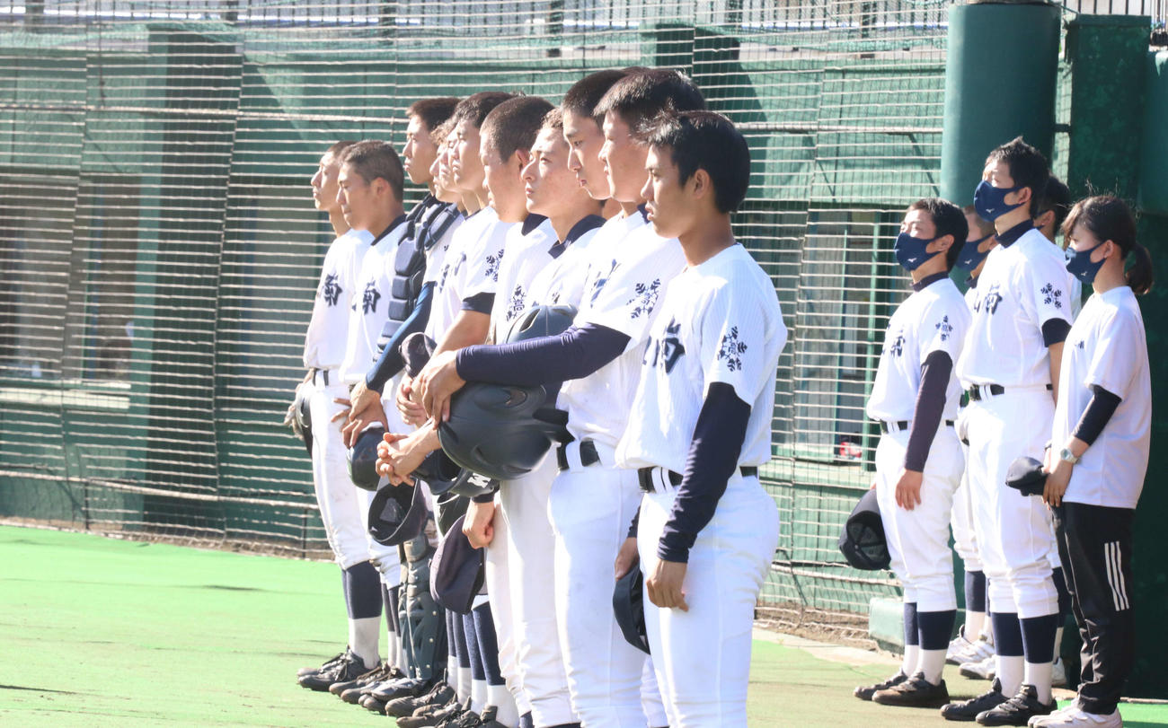 札幌南対札幌日大　試合に敗れ、ベンチ前で整列する札幌南ナイン（撮影・浅水友輝）