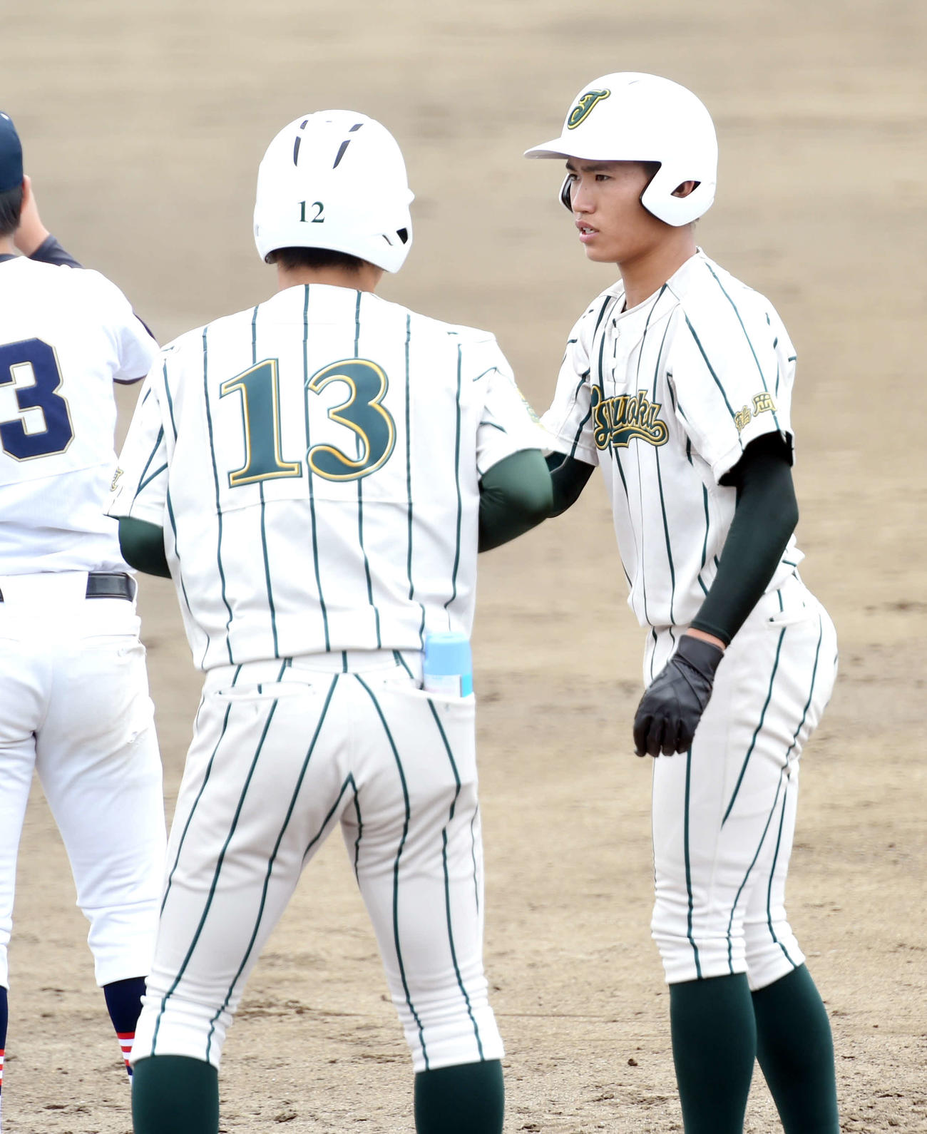 鶴岡東対羽黒　2回表鶴岡東1死二、三塁、中前に適時打を放つ鶴岡東・野川（右）（撮影・相沢孔志）