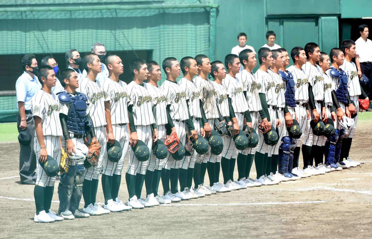鶴岡東対羽黒　試合に勝利し、整列する鶴岡東の選手たち（撮影・相沢孔志）
