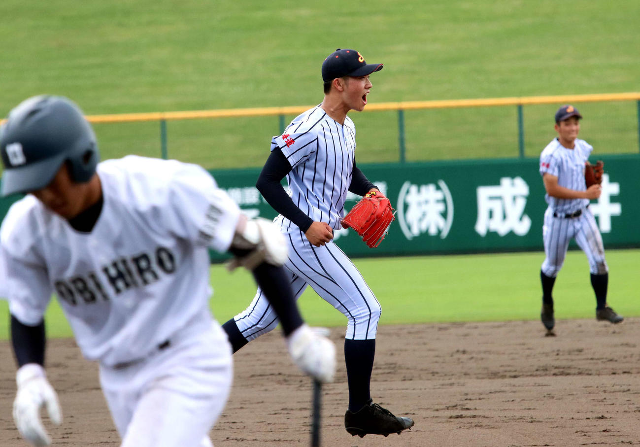 白樺学園対帯広柏葉　3回に2者連続三振を奪い、声を上げベンチに引き上げる白樺学園の片山（撮影・永野高輔）