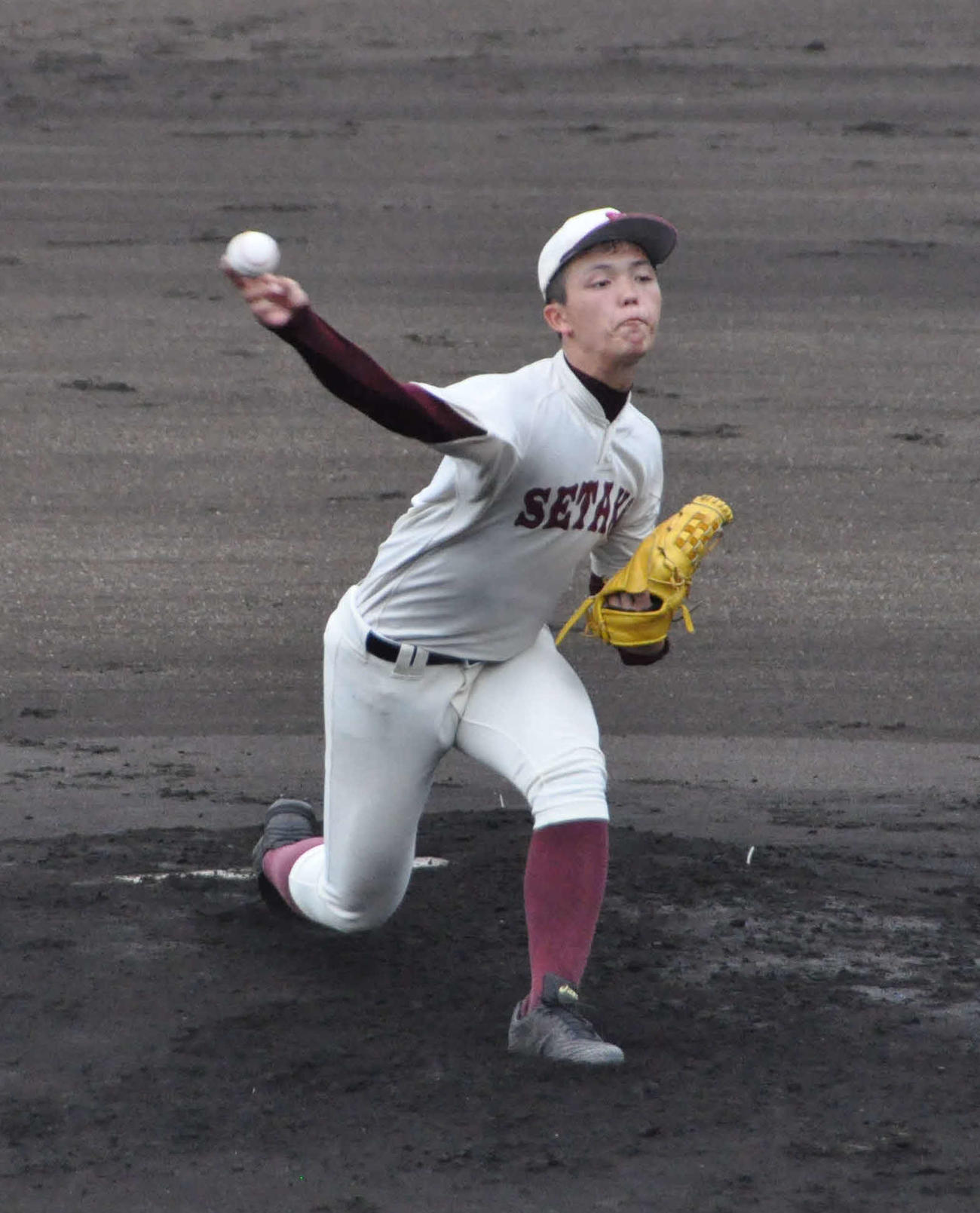 彦根翔西館戦の登板した瀬田工・小辻鷹仁は7回2失点投球と好投する（撮影・石橋隆雄）