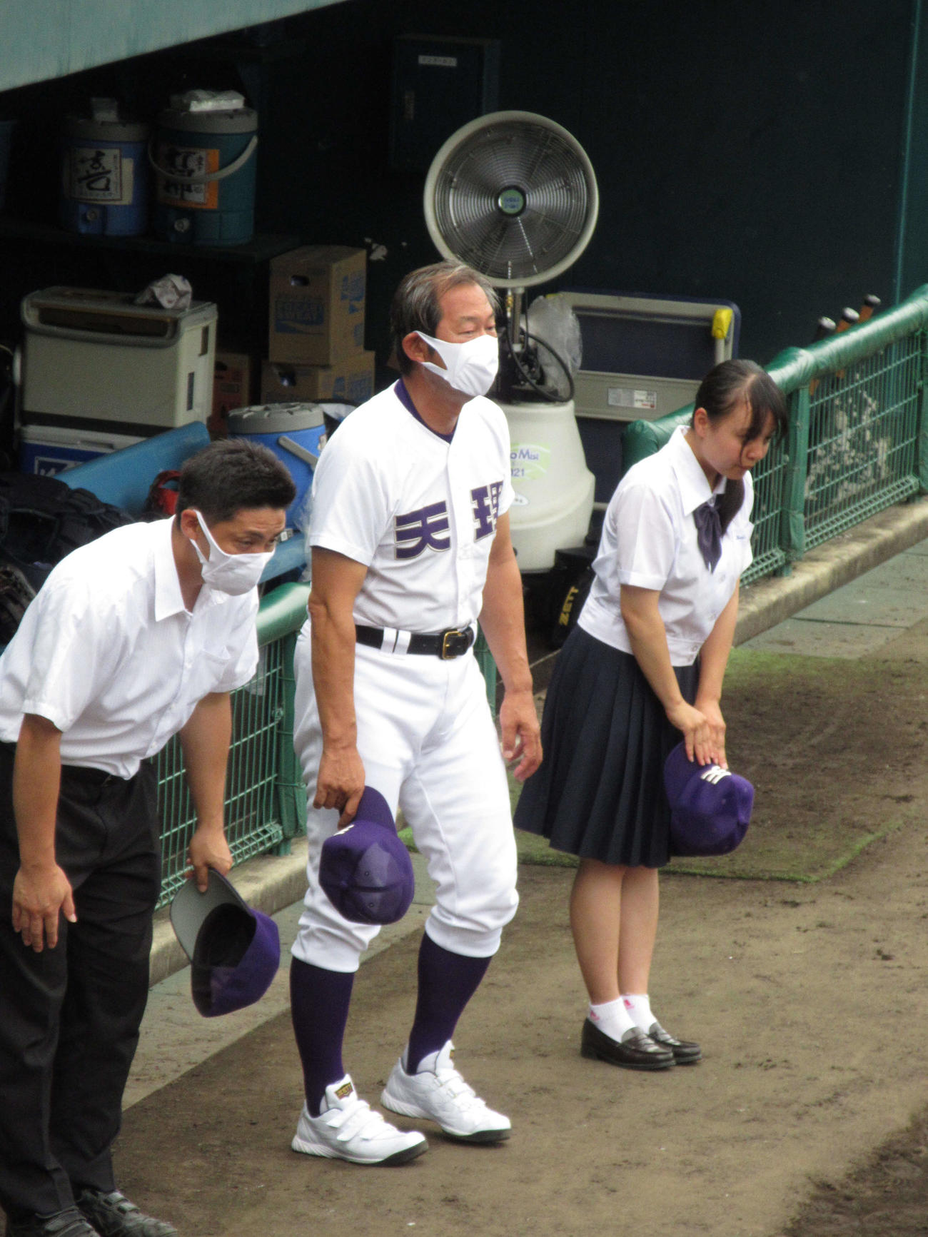 マスク姿で試合前のあいさつを行う天理・中村監督（撮影・加藤裕一）