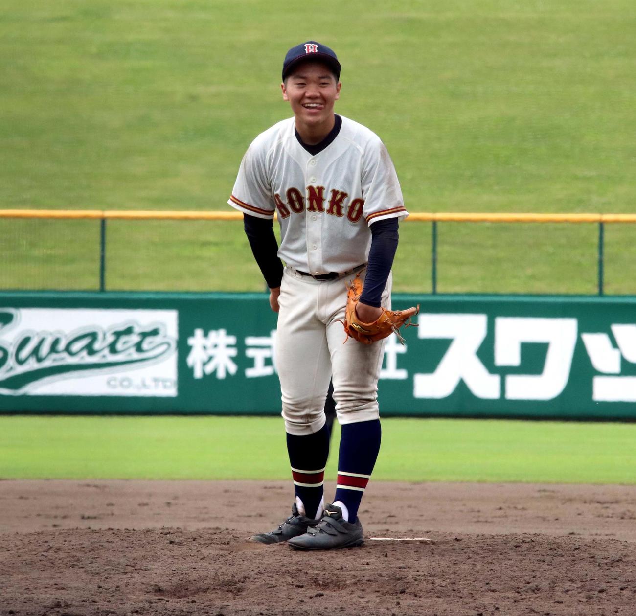 本別対帯広大谷　右膝を負傷した本別の斉藤は治療を受けた後、笑顔でマウンドに戻る（撮影・永野高輔）