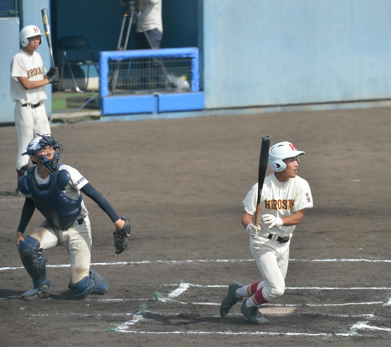 弘前実対弘前学院聖愛　6回表弘前実2死一、二塁、右越え3ランを放つ比内（撮影・佐藤究）　
