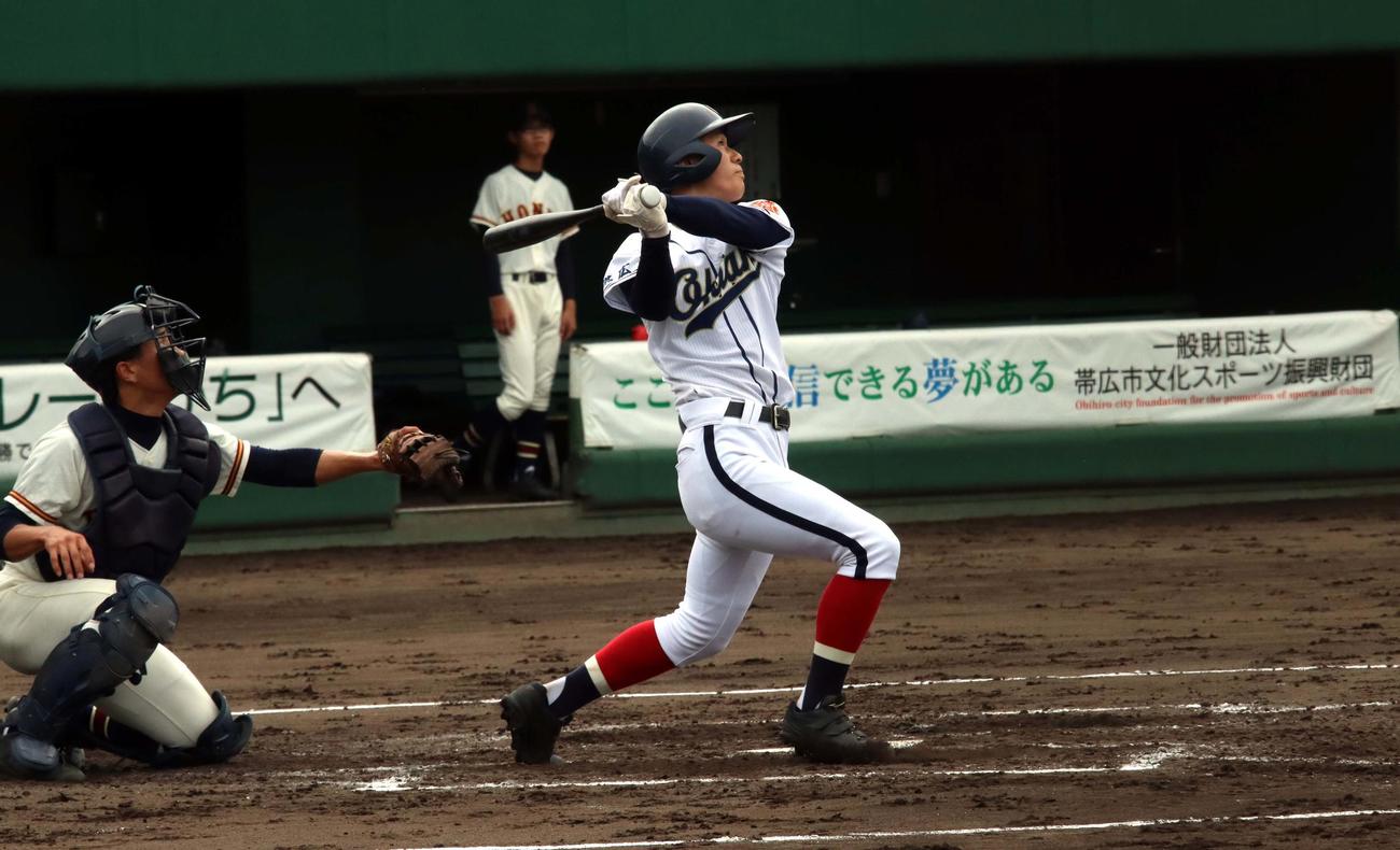 本別対帯広大谷　帯広大谷1回無死二、三塁、先制の右越え2点適時二塁打を放つ石田（撮影・永野高輔）