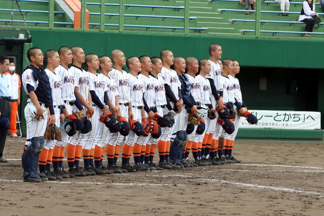 清水対江陵　18人全員が出場し最後の夏の初戦を突破した江陵ナイン（撮影・永野高輔）