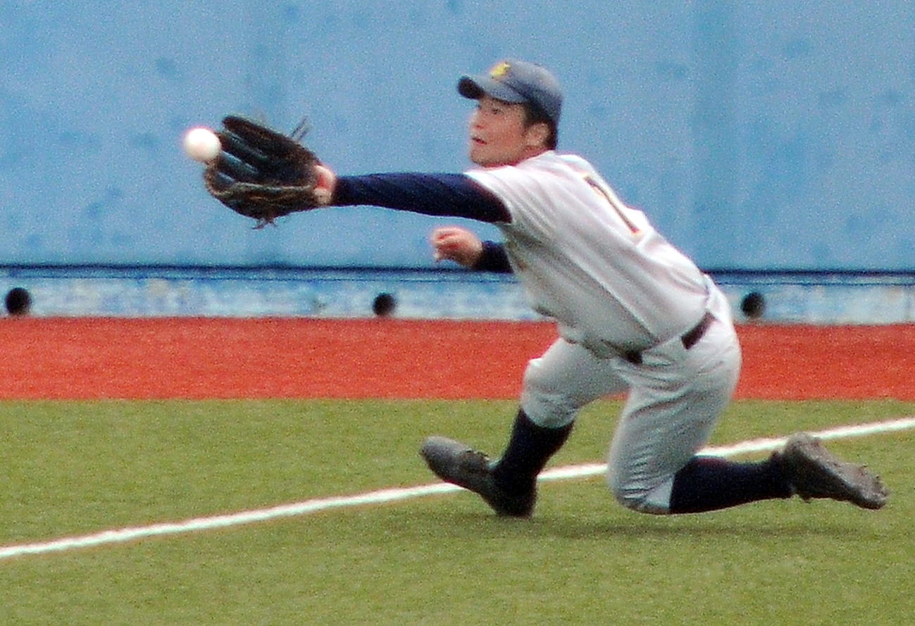 東北学院対古川学園　5回裏古川学園無死、東北学院の大和田左翼手が左飛を好捕