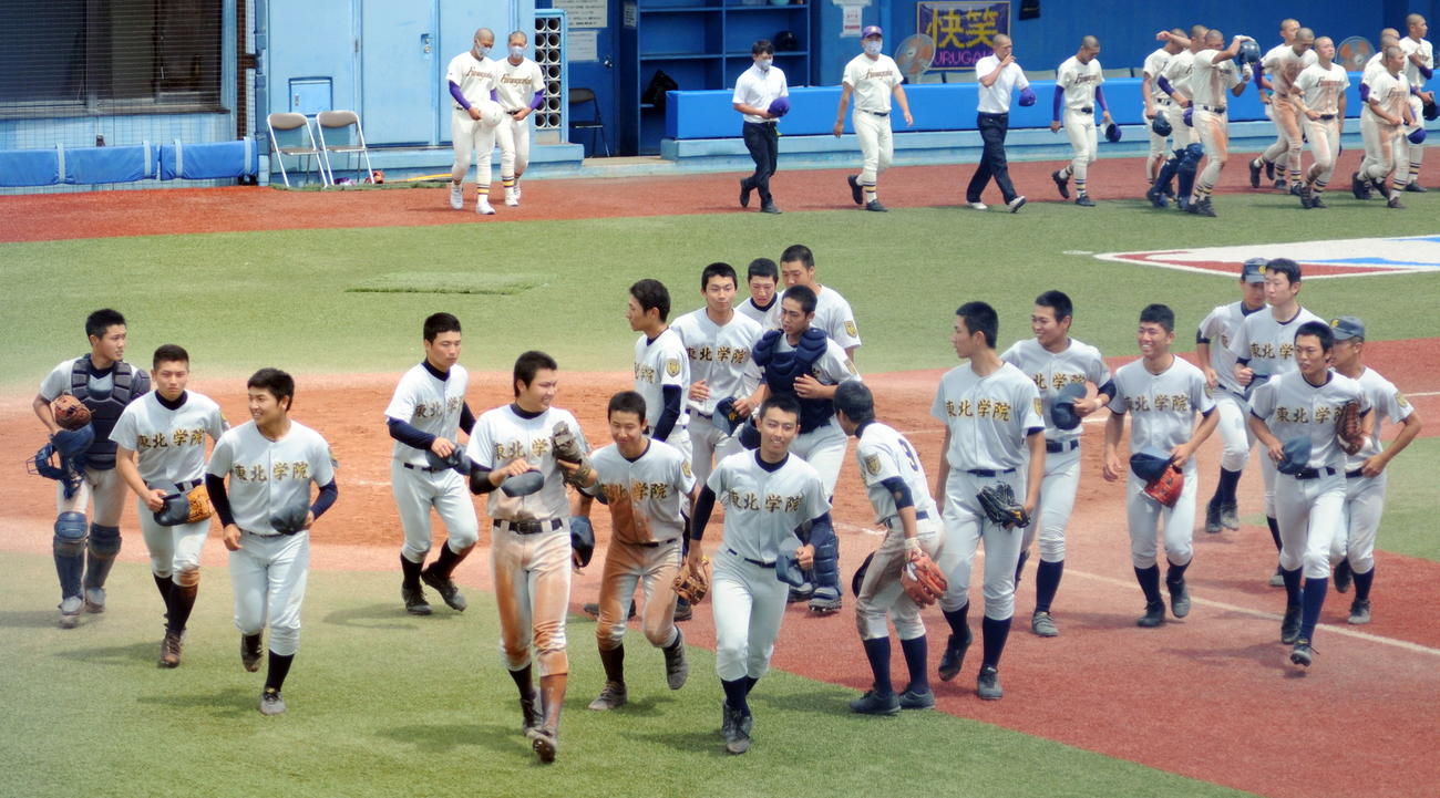 2年ぶりの16強進出を決めた東北学院ナイン