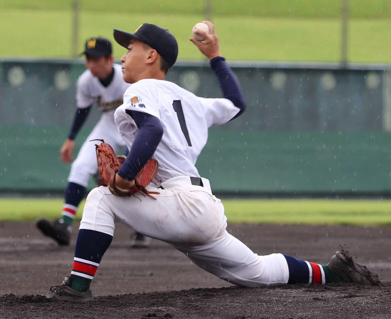 笛吹対甲府東　完投勝利の甲府東・永松（撮影・三須佳夏）