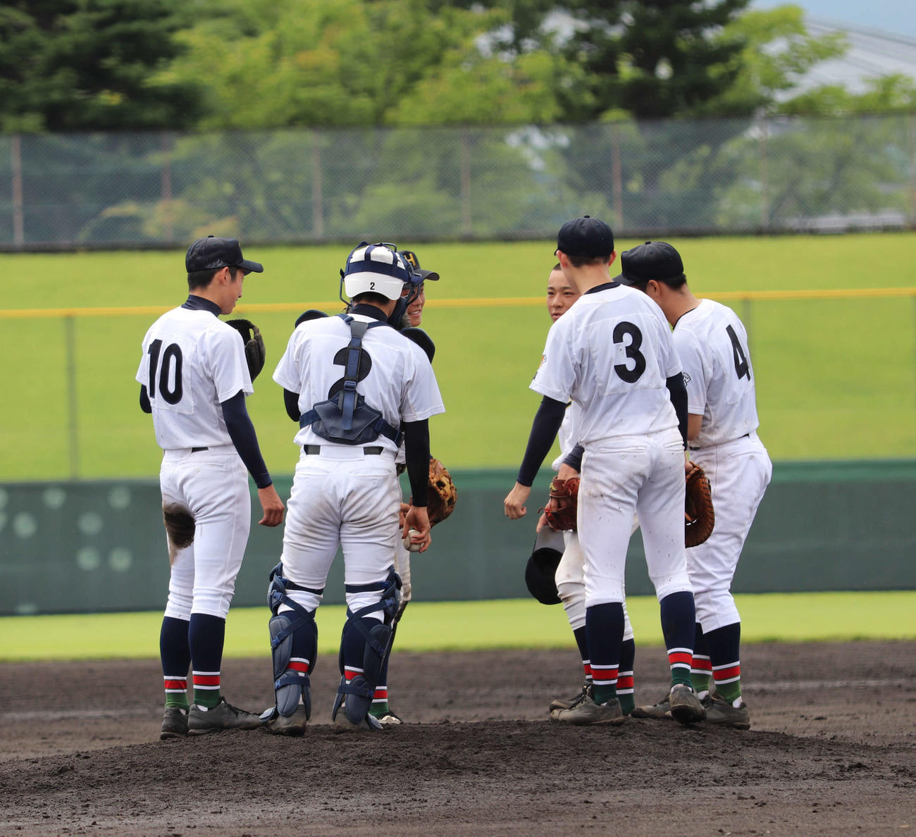 笛吹対甲府東　5回表2死満塁のピンチでタイムをとる甲府東の内野陣（撮影・三須佳夏）
