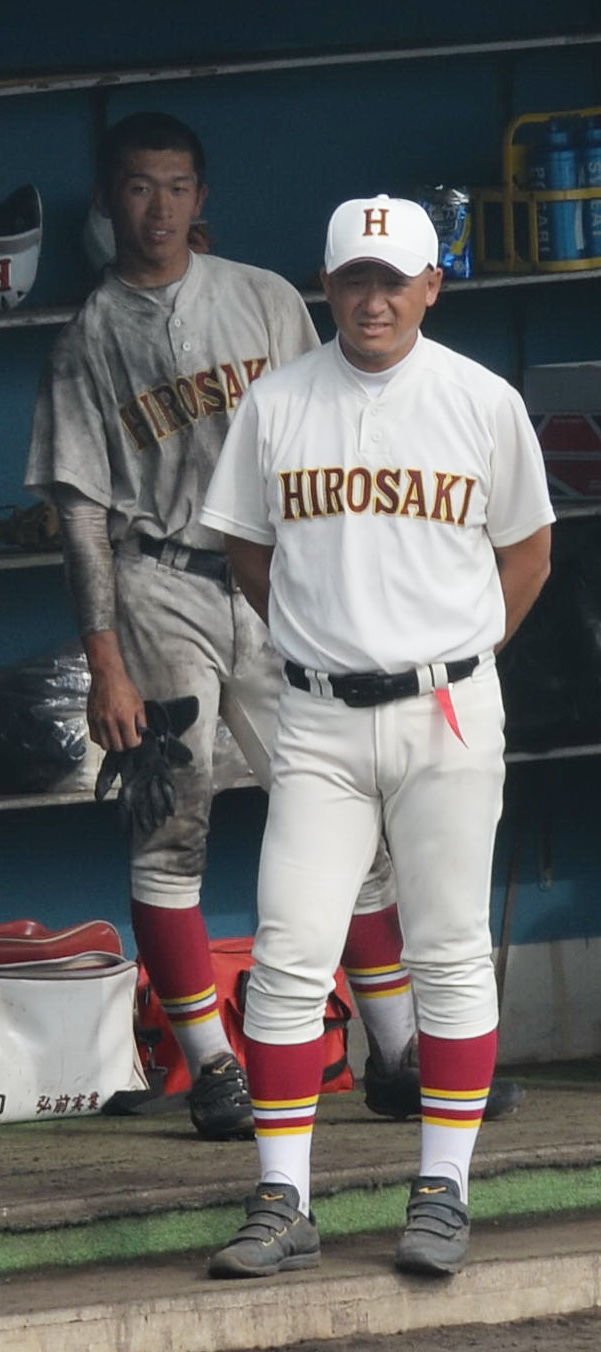 弘前実対弘前学院聖愛　弘前実・飛内監督（手前）（撮影・佐藤究）　