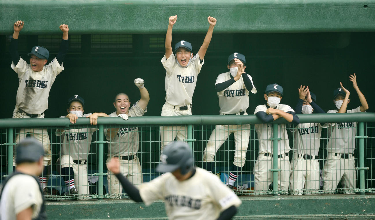 巣鴨対東洋　9回裏東洋無死二塁、鈴木の三塁強襲適時内野安打で同点となり歓喜する東洋ナイン（撮影・横山健太）