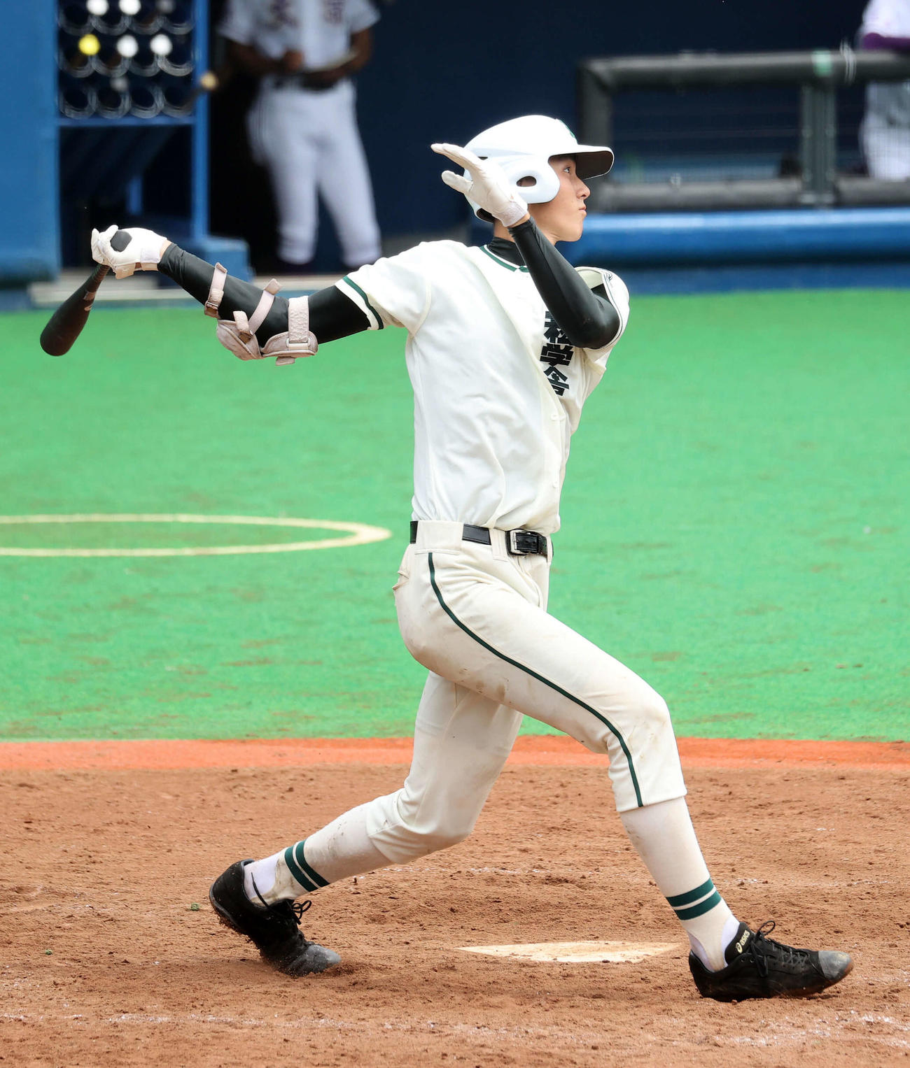 文京対二松学舎大付　6回裏二松学舎大付2死二塁、秋広は左越え適時二塁打を放つ（撮影・鈴木正人）