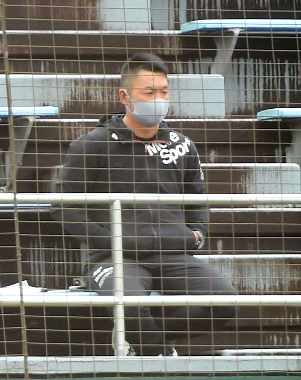 スタンドで観戦する元楽天の仙台一・枡田慎太郎コーチ（撮影・相沢孔志）