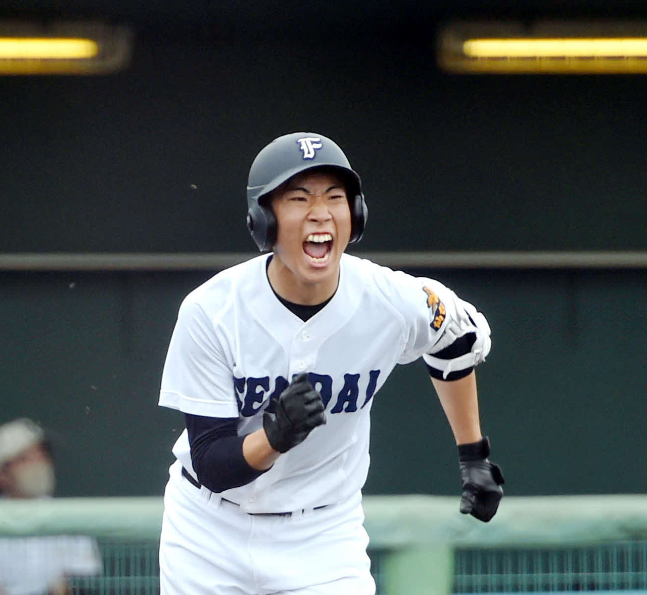2回裏仙台一2死一、三塁、先制の中前適時打を放ち、雄たけびを上げる篠村（撮影・相沢孔志）