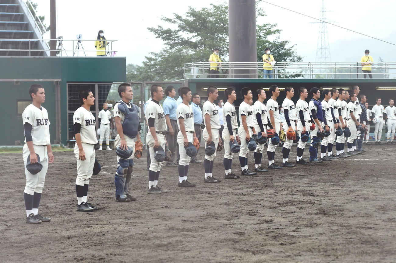 利府対仙台南　試合に勝利し、整列する利府の選手たち（撮影・相沢孔志）