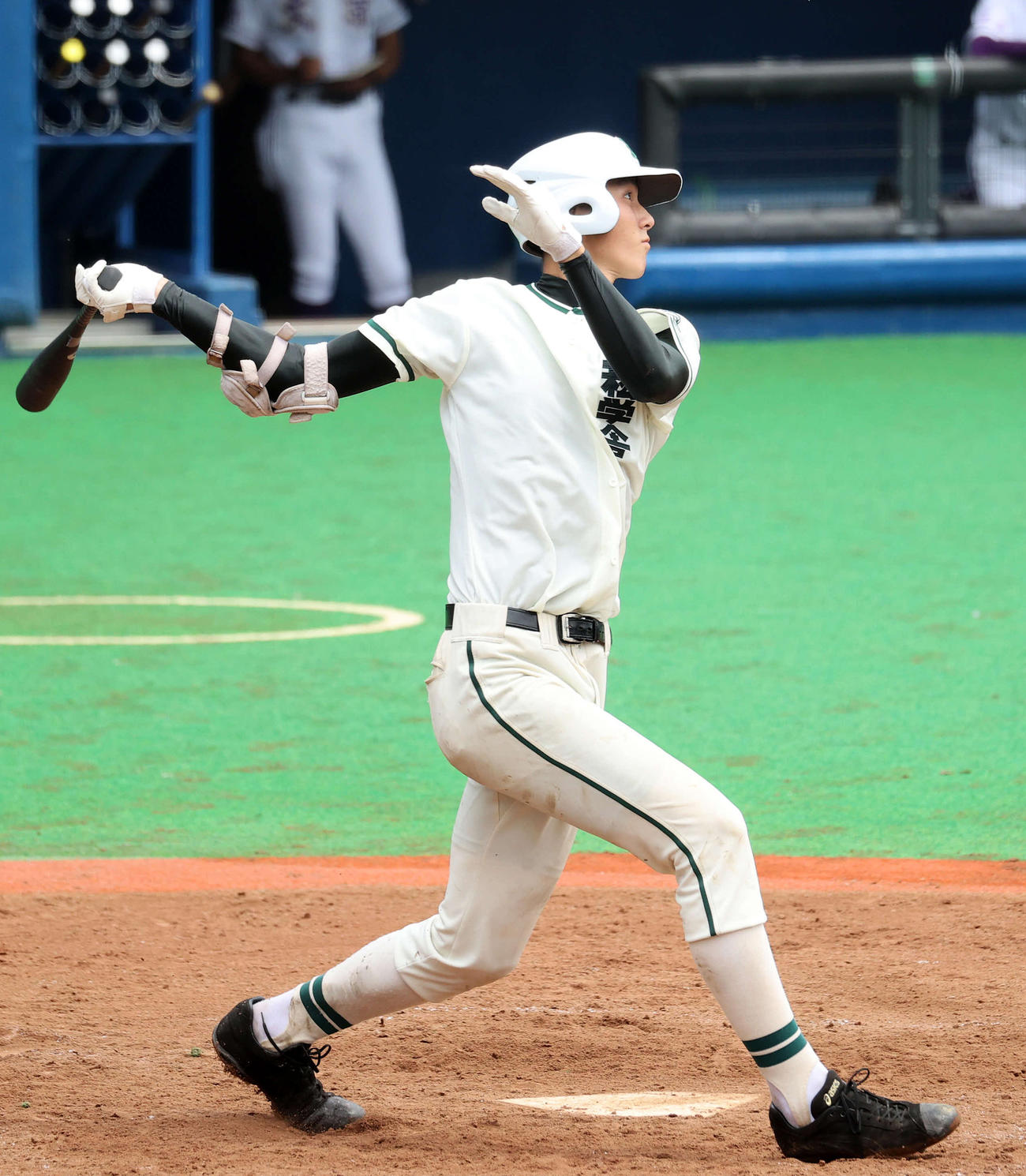 6回裏二松学舎大付2死二塁、秋広は左越え適時二塁打を放つ（撮影・鈴木正人）