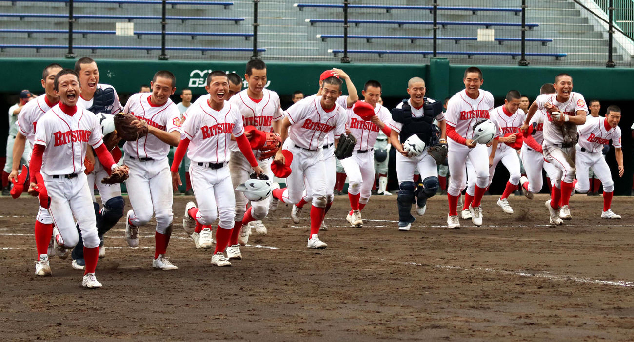 南大会出場を決め喜ぶ立命館慶祥の選手たち（撮影・永野高輔）