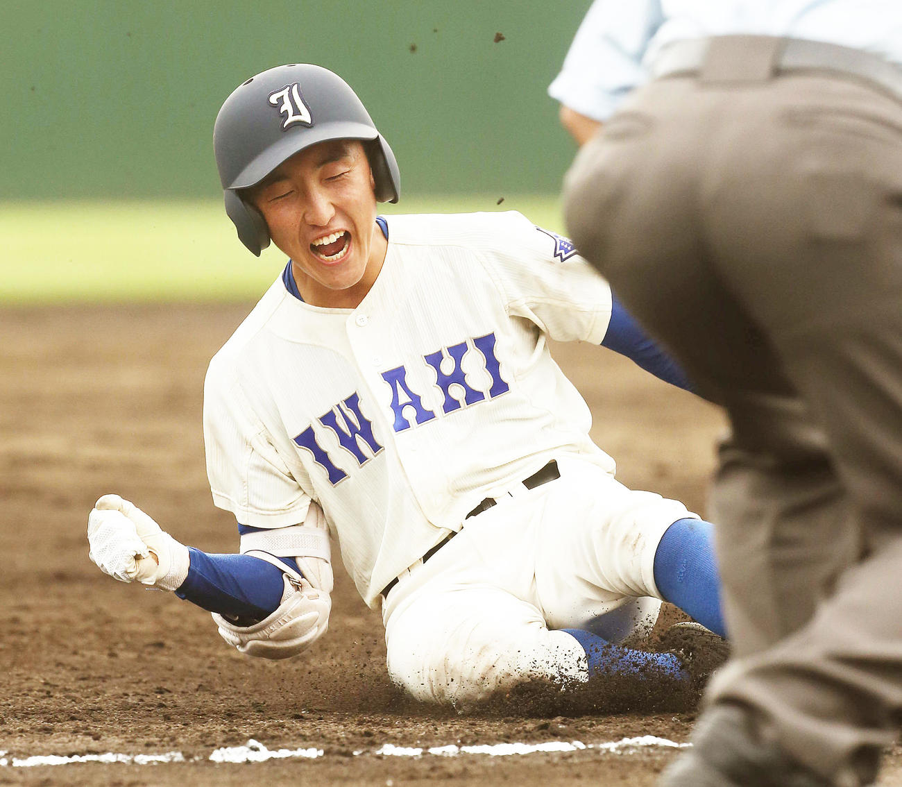 磐城対安積　3回表磐城無死三塁、右中間三塁打を放ち、ガッツポーズしながら滑り込む清水（撮影・野上伸悟）