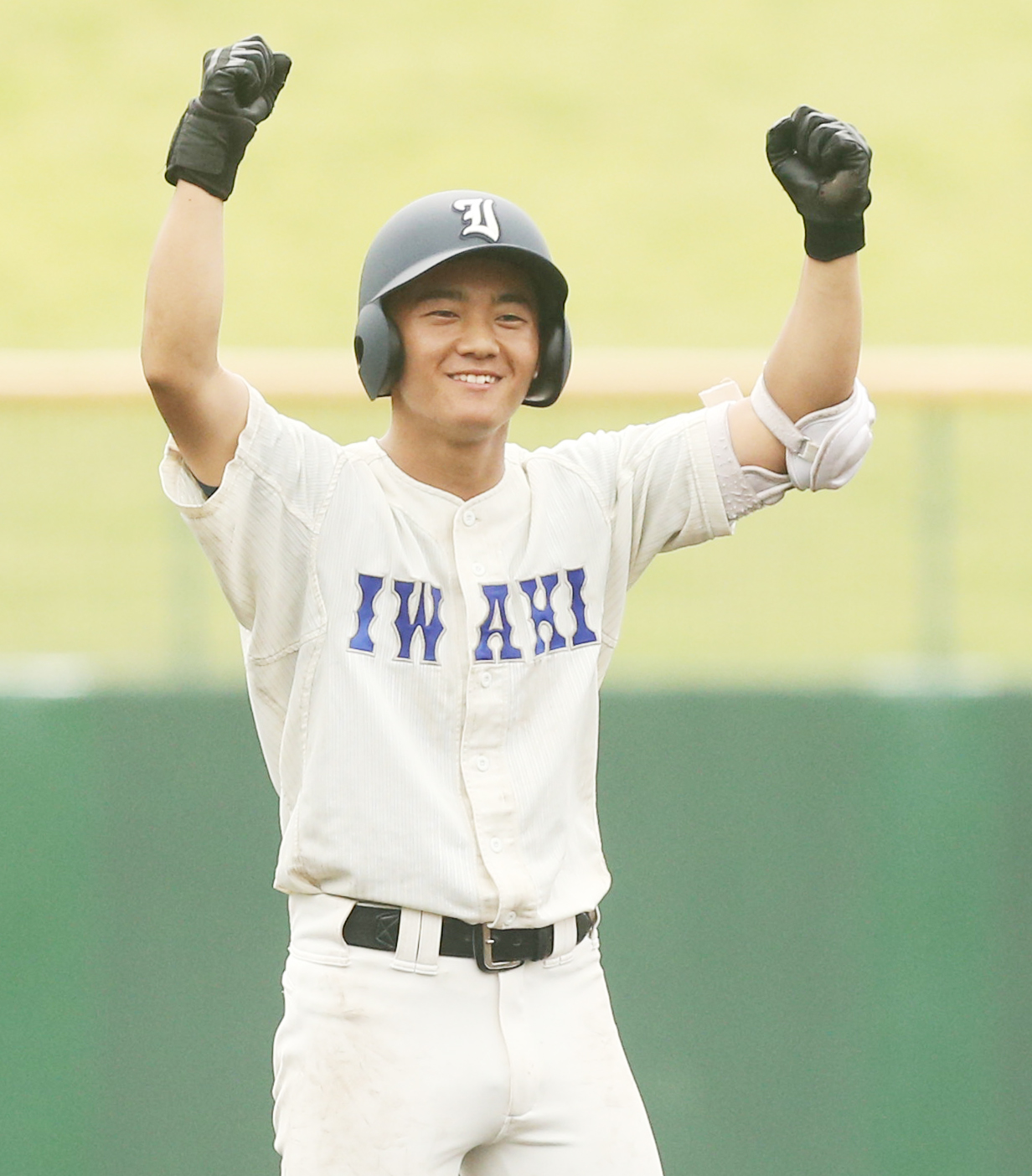 磐城対安積　2回表磐城2死満塁、左越え適時三塁打を放ち喜ぶ草野（撮影・野上伸悟）