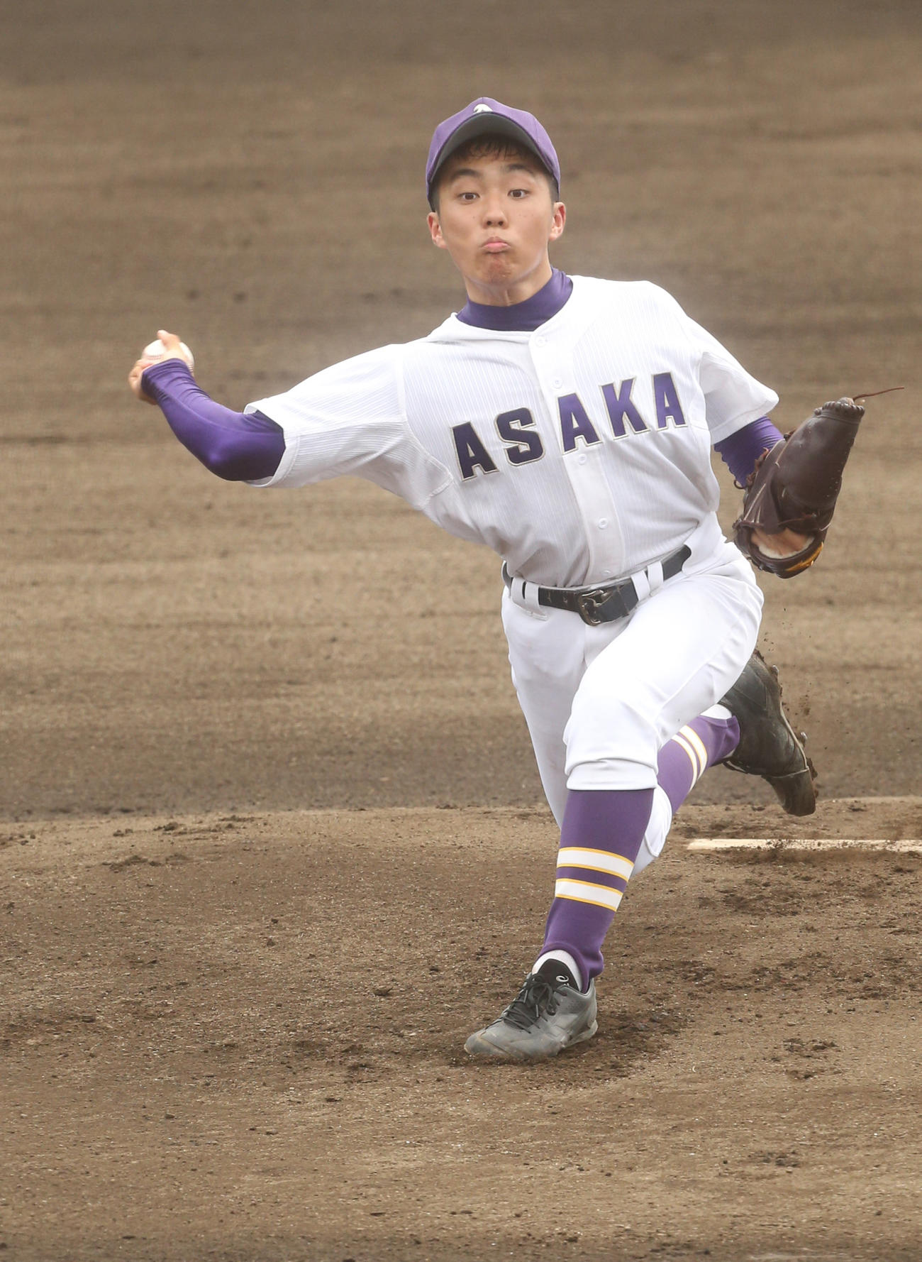 磐城対安積　力投する安積・鈴木（撮影・野上伸悟）