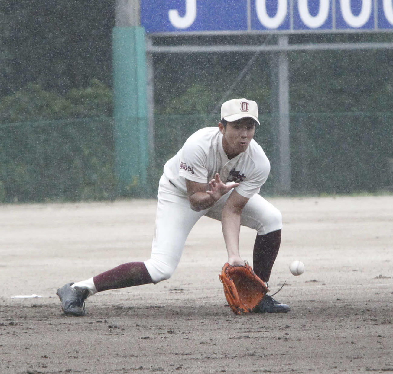 純真戦の8回、遊撃を守る福岡大大濠・宮本光志朗（撮影・菊川光一）