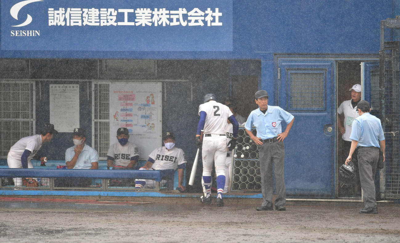 四条畷対履正社　3回裏履正社2死二塁、関本勇輔（中央2番）の打席中に雨が激しくなり試合が一時中断、駆け足でベンチへ戻る（撮影・岩下翔太）