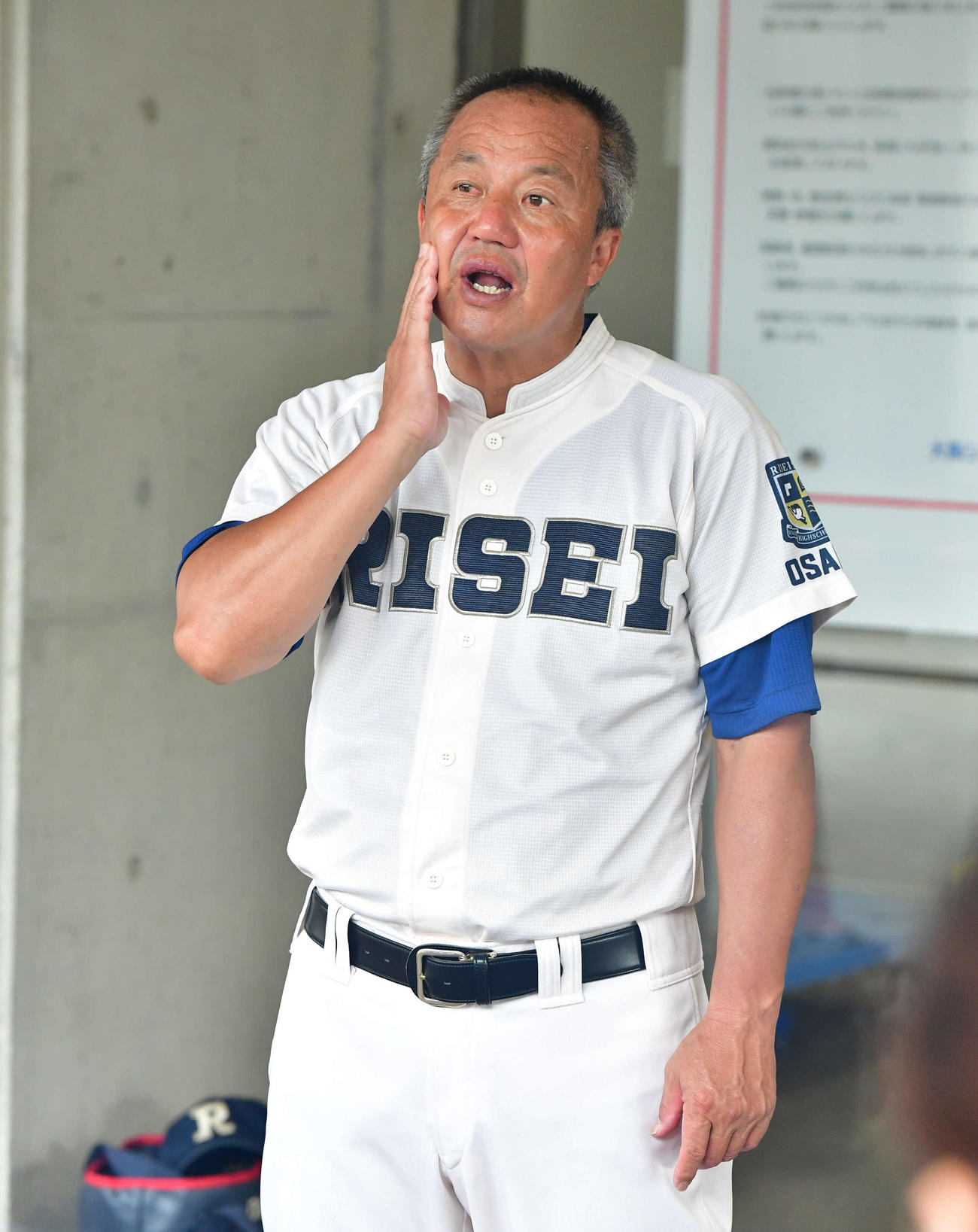 四条畷対履正社　3回裏履正社の攻撃途中で降雨ノーゲームとなり、試合後に囲み取材を受ける履正社・岡田龍生監督（撮影・岩下翔太）
