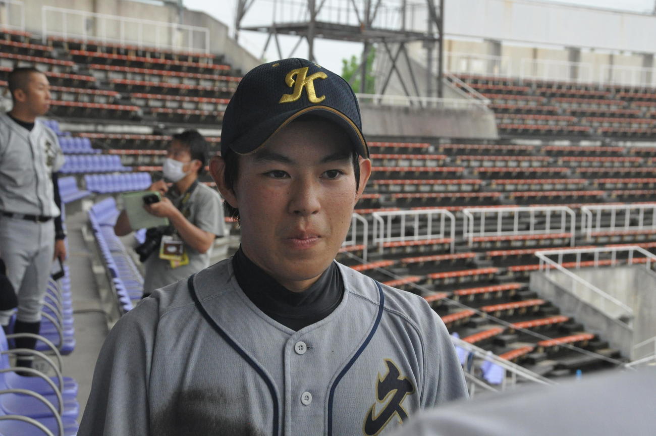 久御山対立命館宇治　2安打2打点の久御山・千馬（ちば）良太外野手（3年）は試合後、取材に、はにかみながら応じる