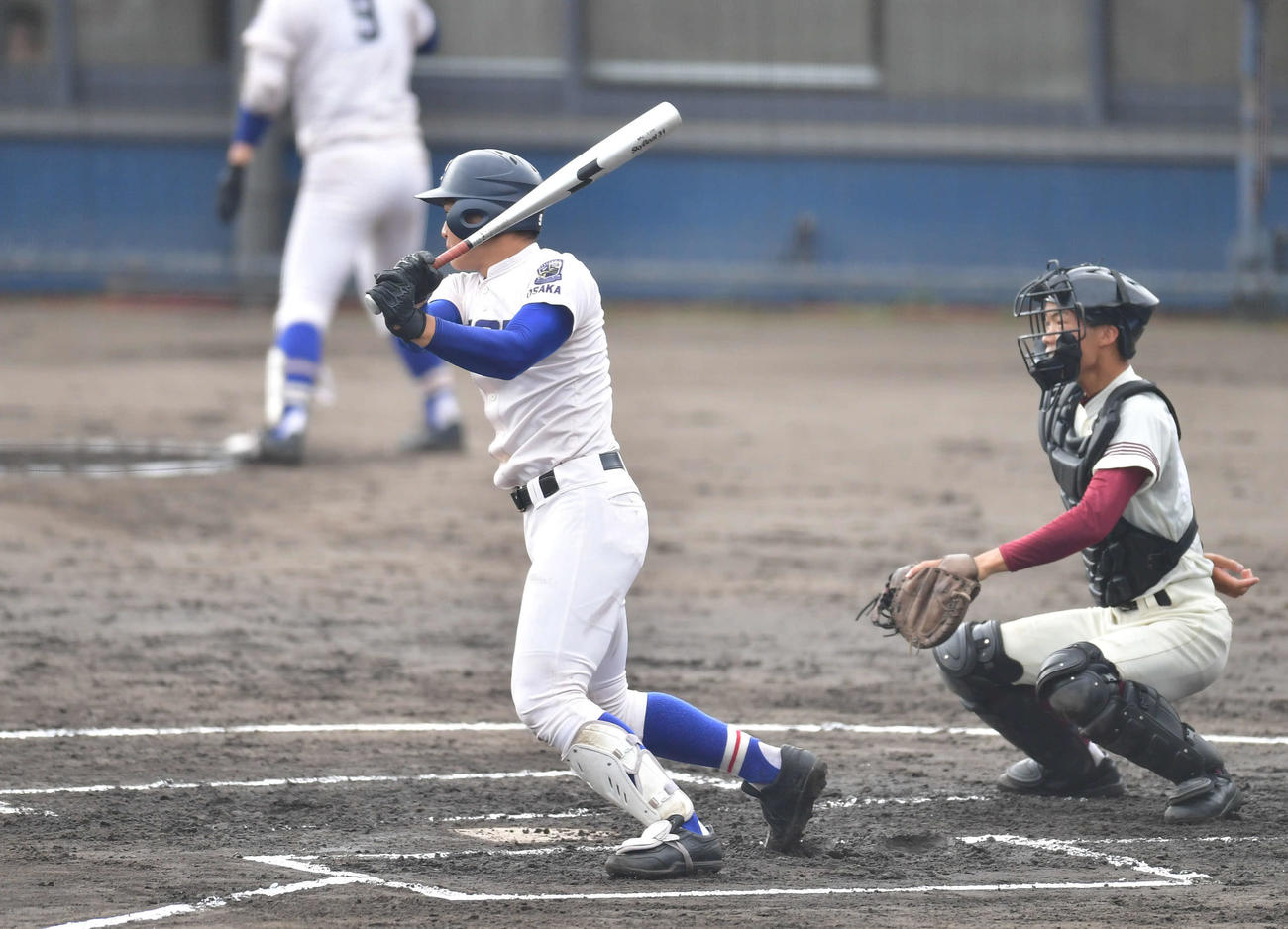 四条畷対履正社　1回裏履正社2死三塁、関本勇輔は右前へ先制の適時打を放つ（撮影・岩下翔太）
