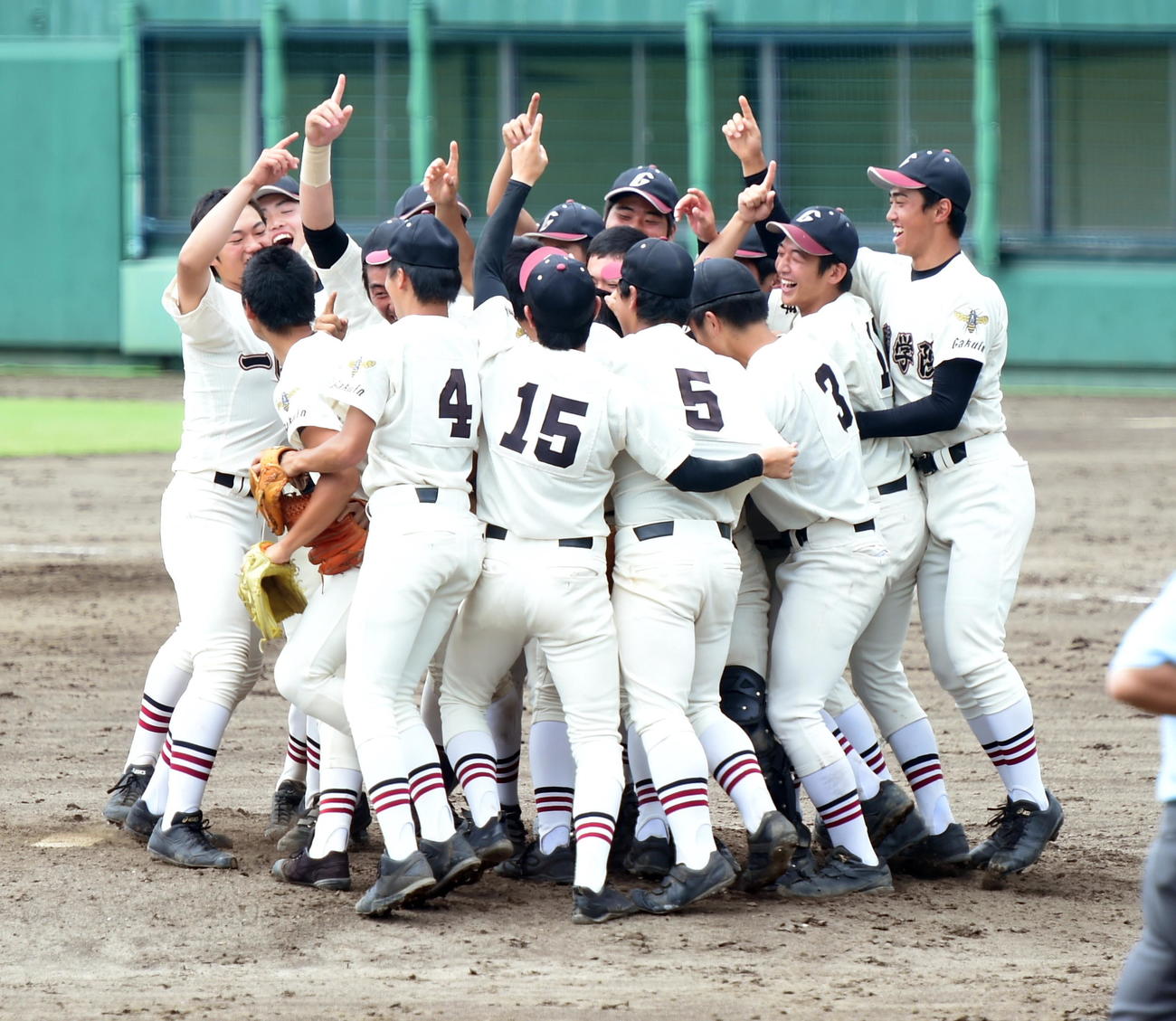 一関学院対盛岡大付　10年ぶりに優勝を決めてマウンドで喜びを爆発させる一関学院ナイン（撮影・山田愛斗）