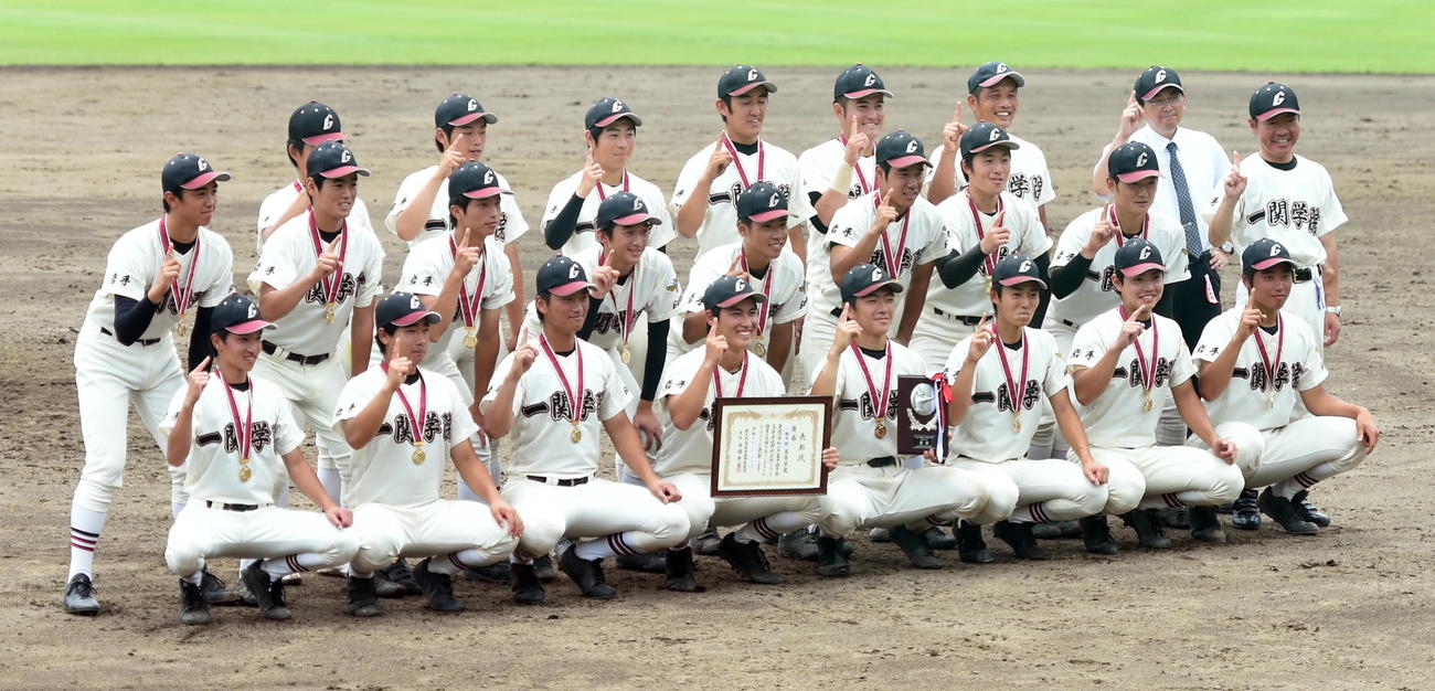 一関学院対盛岡大付　10年ぶりに優勝して記念撮影する一関学院ナイン（撮影・山田愛斗）
