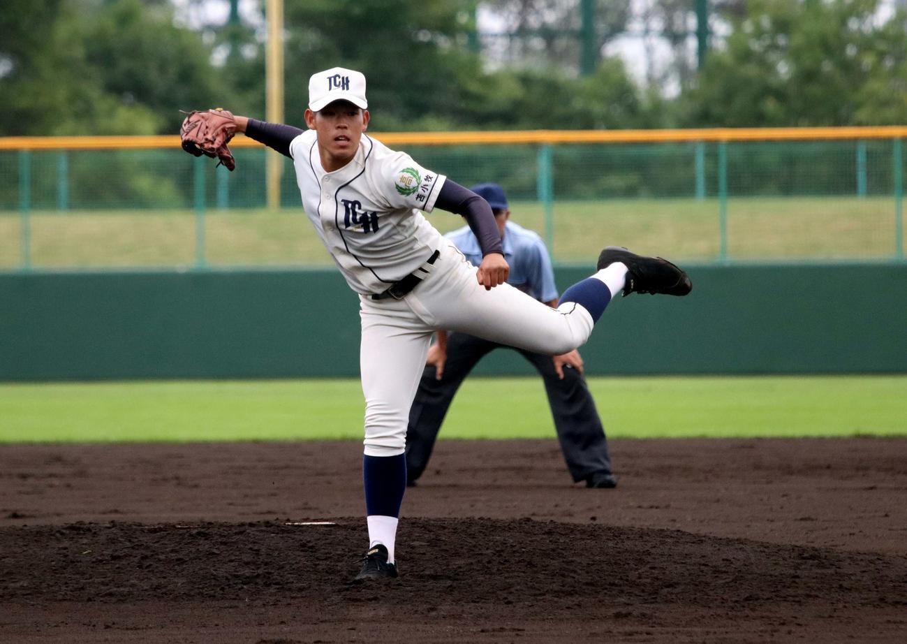 苫小牧工対苫小牧中央　14奪三振完封で南北海道大会出場を決めた苫小牧中央のエース根本（撮影・永野高輔）